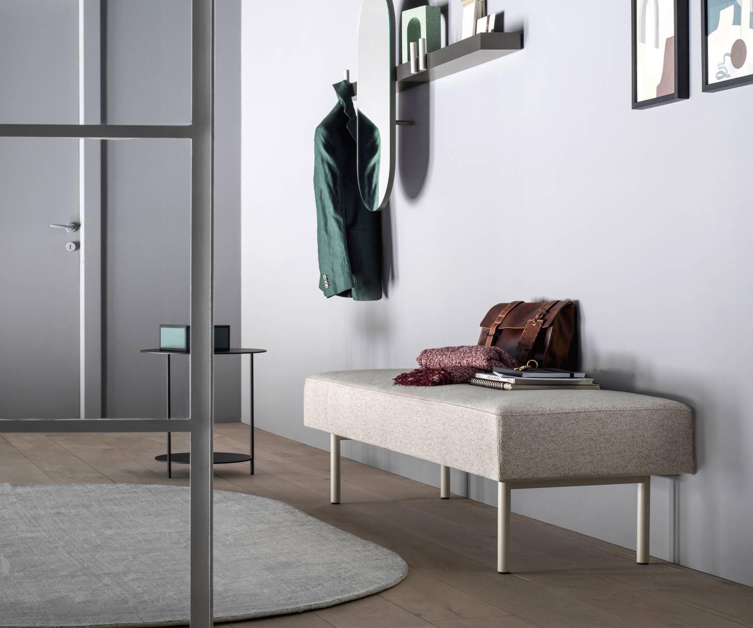 Weiße Designer Sitzbank Church von Novamobili Metall Standbeine Weiße Designer Sitzbank Church von Novamobili Metall Standbeine