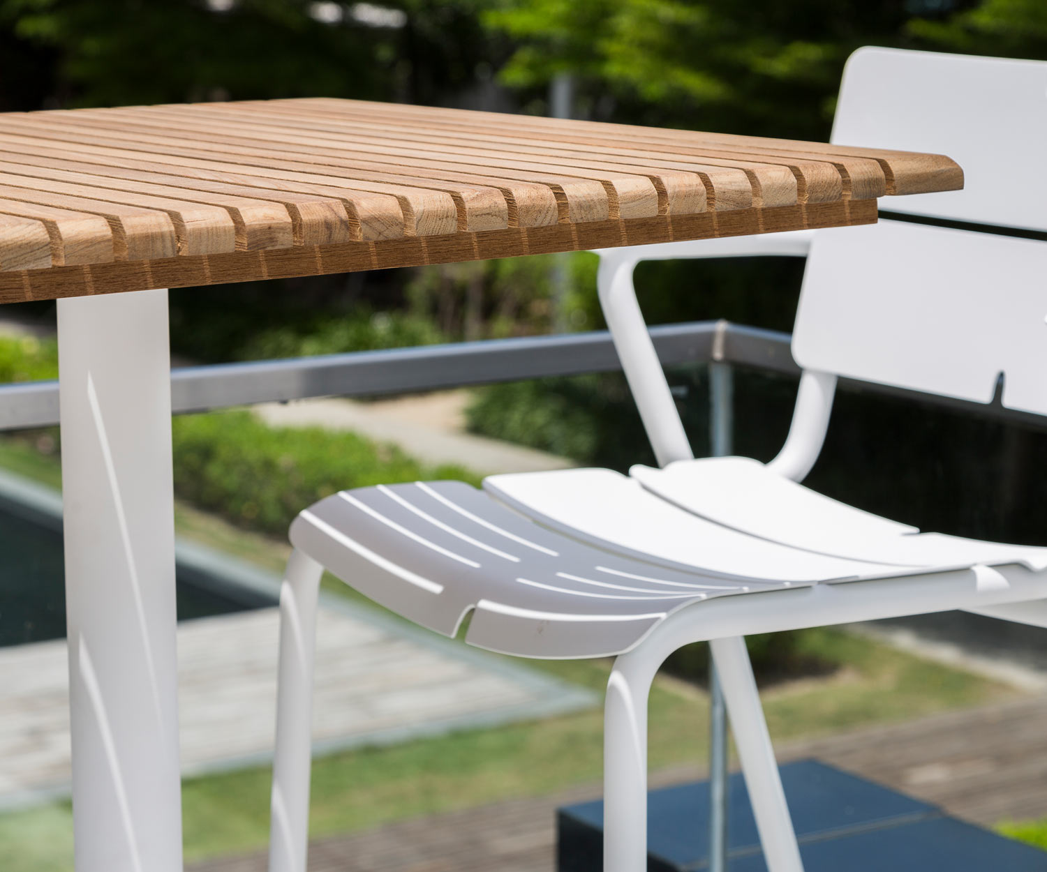 Detail von Teak Tischplatte Aluminium Gestell von Oasiq Ceru Alu Dining Table