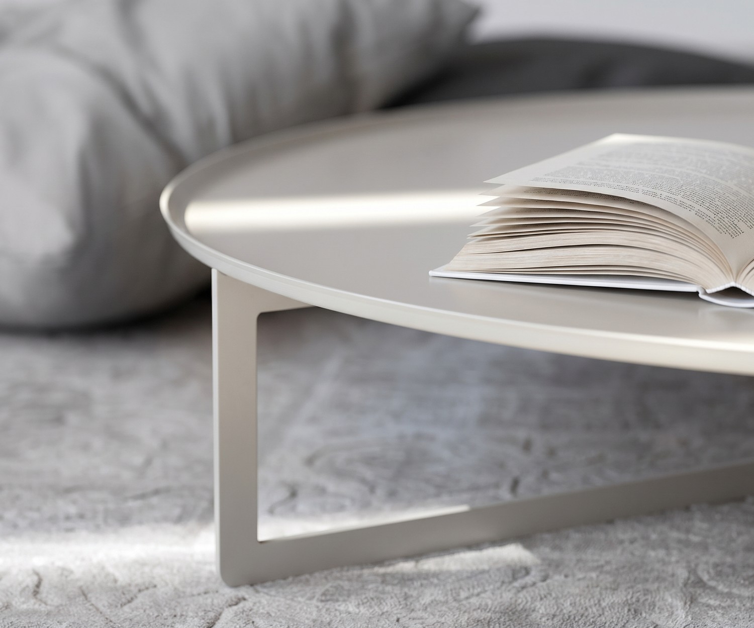 MEME DESIGN Round Couchtisch aus Metall Round Couchtisch von MEME Design im modernen Wohnzimmer. Runder flacher Design-Metalltisch neben beigem Sofa.