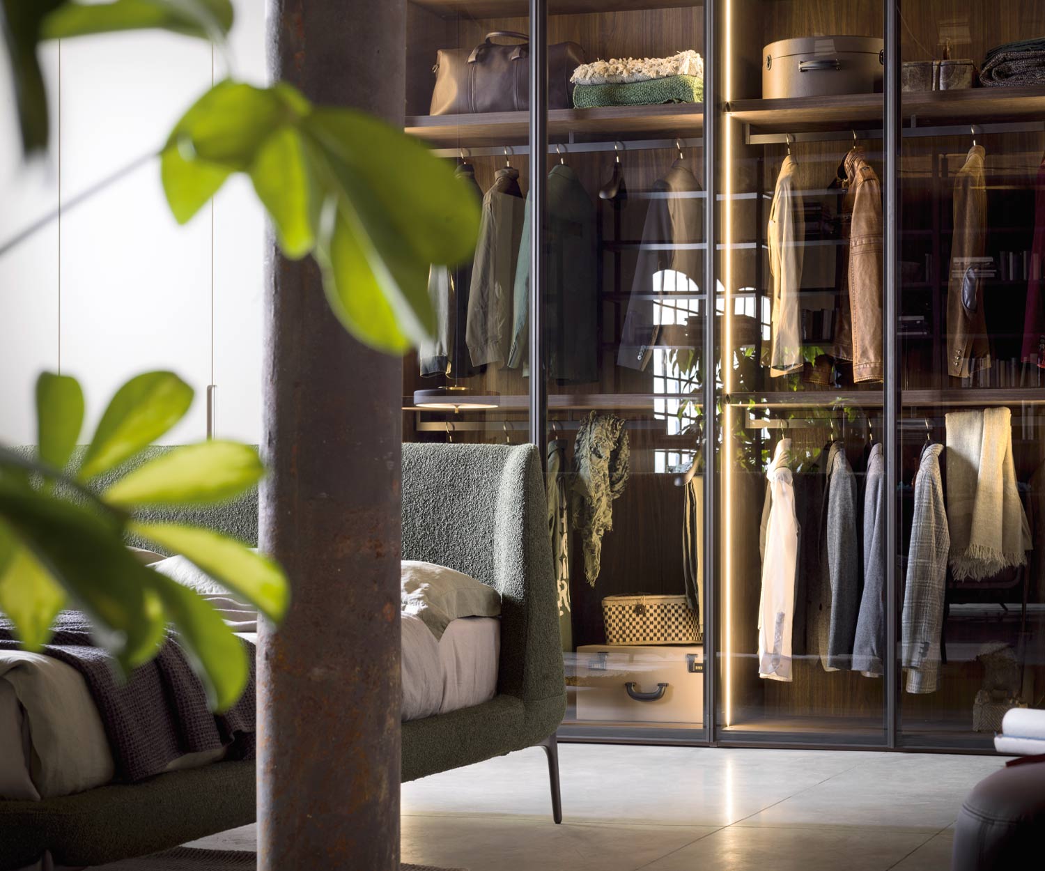 Glastüren Designer Kleiderschrank Perry von Novamobili hinter Bett Glastüren Designer Kleiderschrank Perry von Novamobili hinter Bett