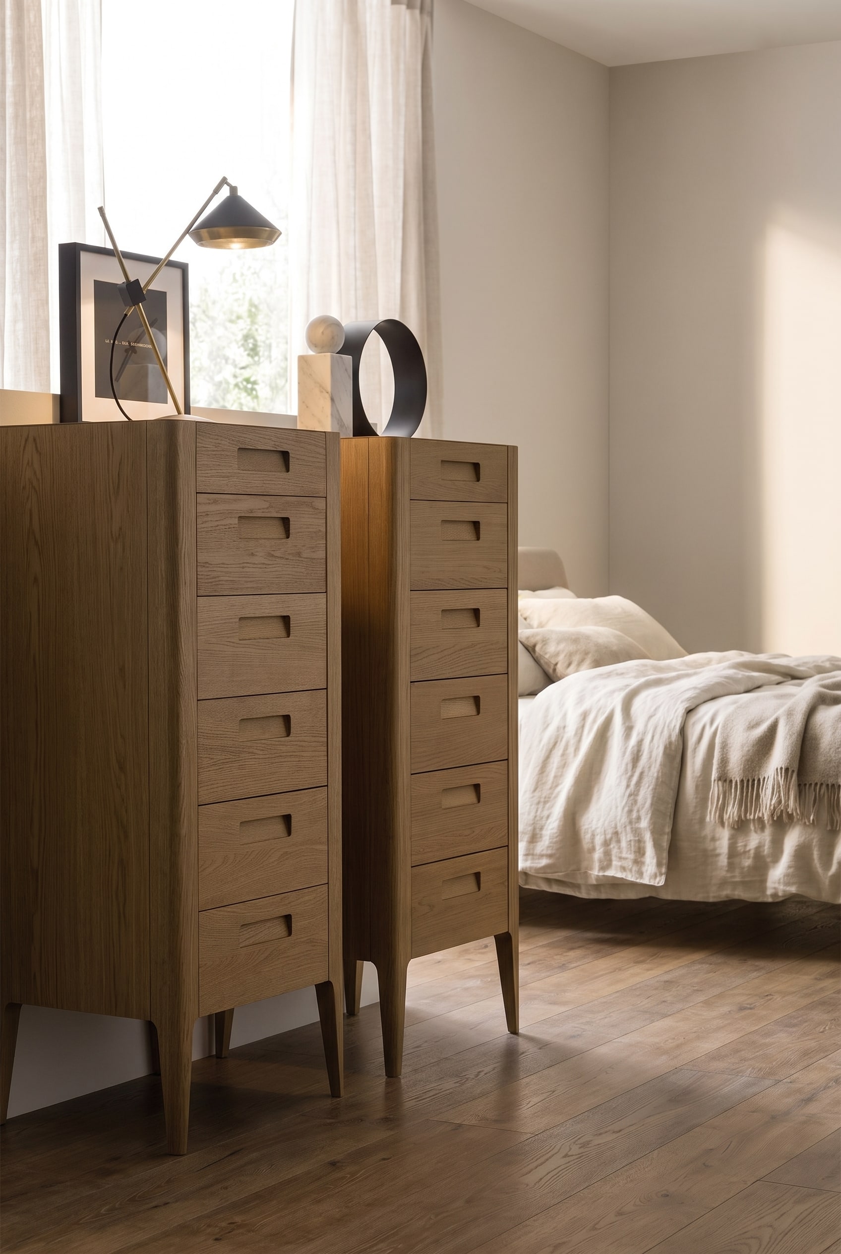 Hochkommode aus Holz mit sechs flachen Schubladen in einem hellen Schlafzimmer