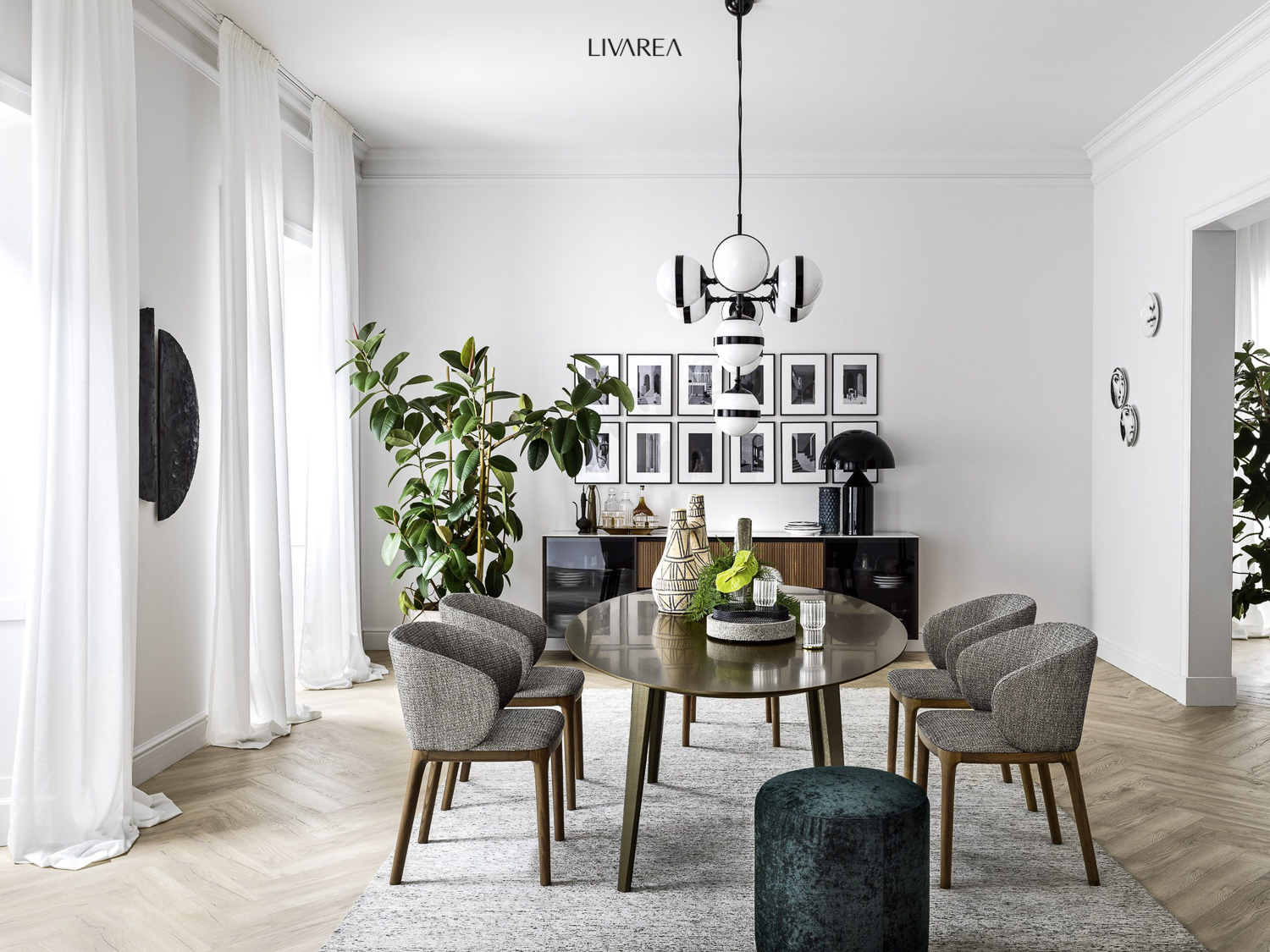 Komplettes Esszimmer mit vier Stühlen, Esstisch und Sideboard Komplettes Esszimmer mit vier Stühlen, Esstisch und Sideboard