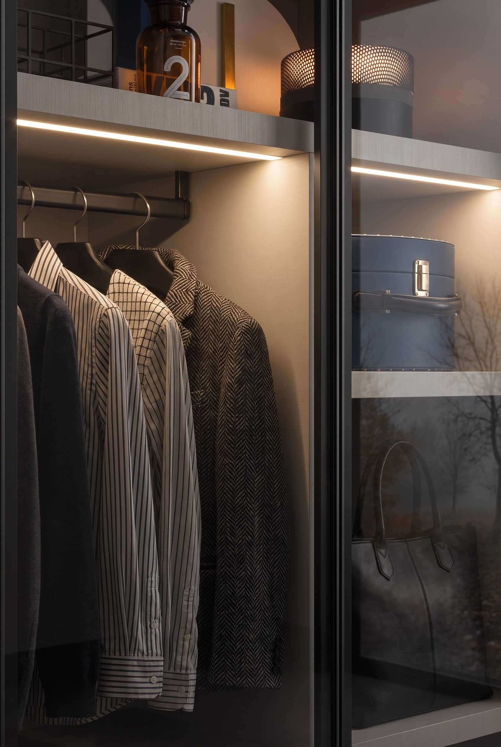 Hochwertiger Kleiderschrank mit Rauchglasfronten, bei dem die indirekte Innenbeleuchtung und stabile Einlegeböden eine Boutique-Atmosphäre schaffen.
