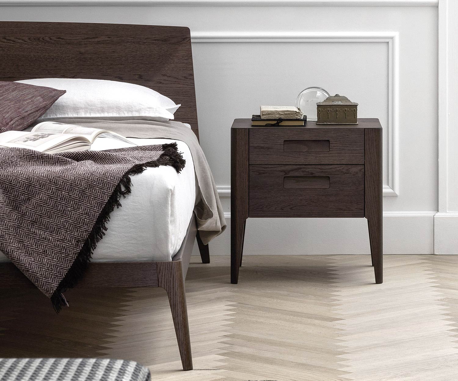 Modernes dunkles Designer Holzbett mit Nachttisch im Schlafzimmer Modernes dunkles Designer Holzbett mit Nachttisch im Schlafzimmer