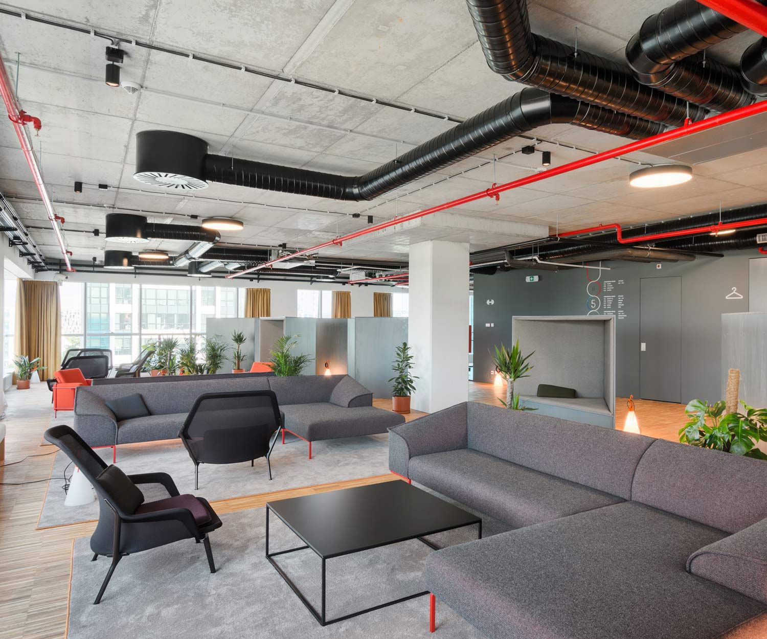 Hochwertiges Prostoria Design Sofa Seam in einer Hotellobby Hochwertiges Prostoria Design Sofa Seam in einer Hotellobby