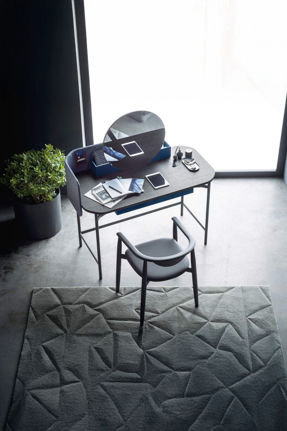 kompakter-schreibplatz-mit-filigranem-tisch-und-stuhl-im-modernen-design