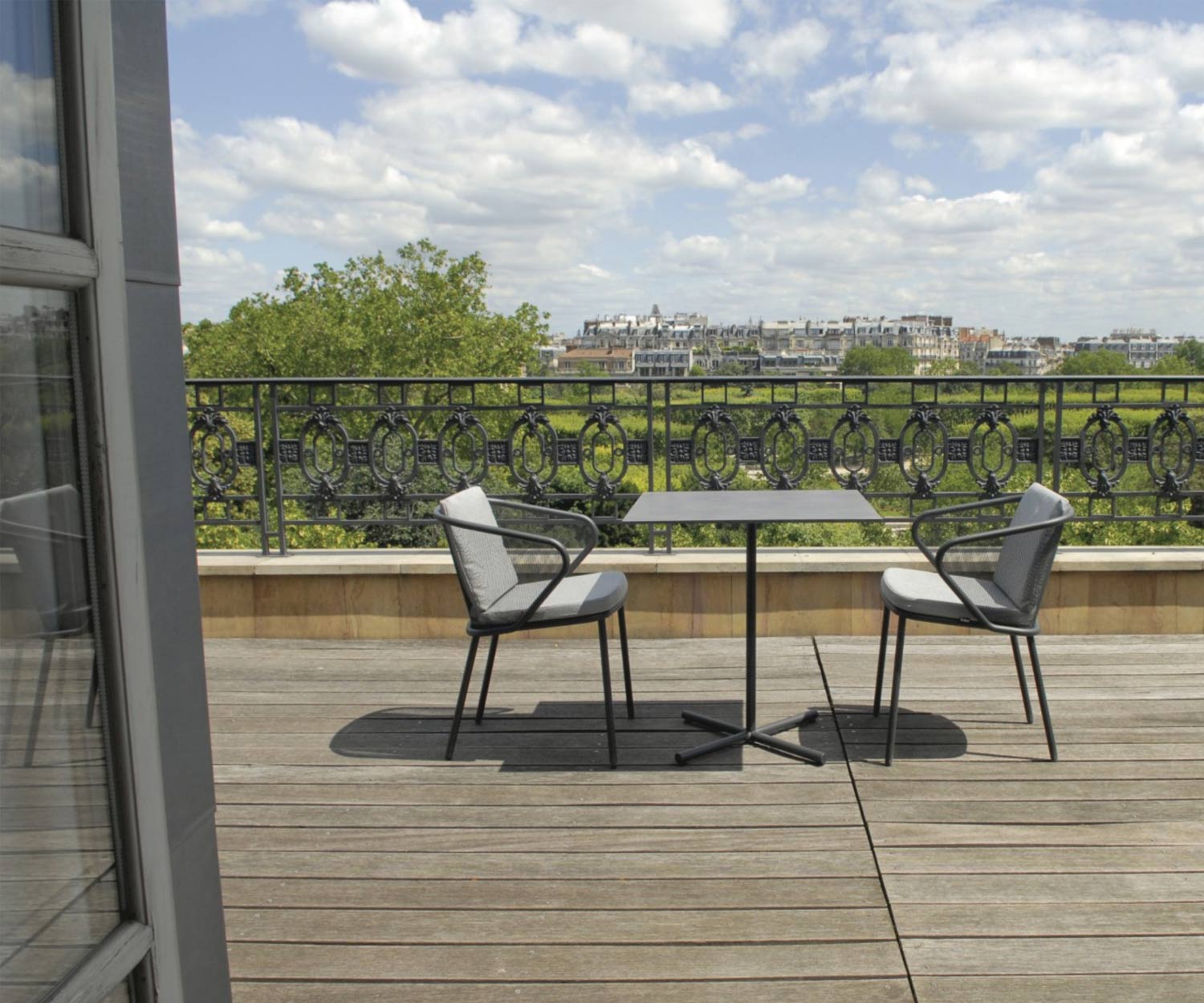 Hochwertiger Todus Condor Design Bistrotisch auf einer Terrasse Hochwertiger Todus Condor Design Bistrotisch auf einer Terrasse