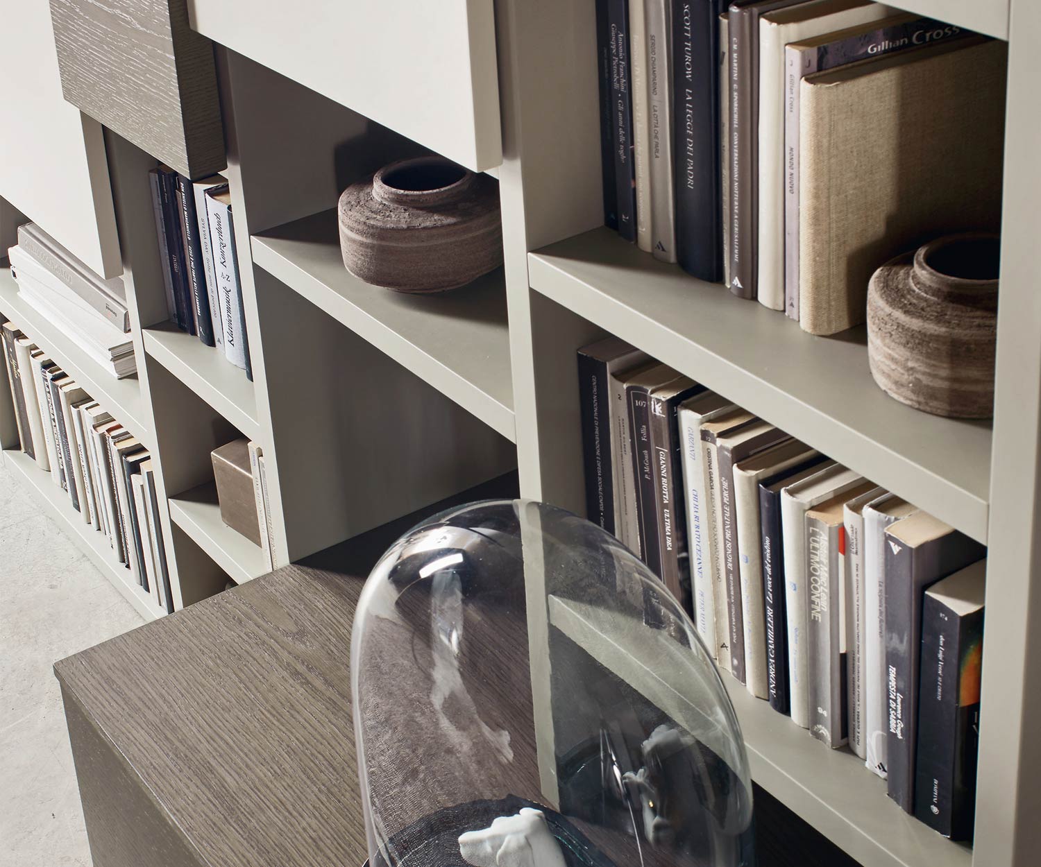 Livitalia Design Wohnwand C45 im Detail Bücherregal mit Türen Livitalia Design Wohnwand C45 im Detail Bücherregal mit Türen