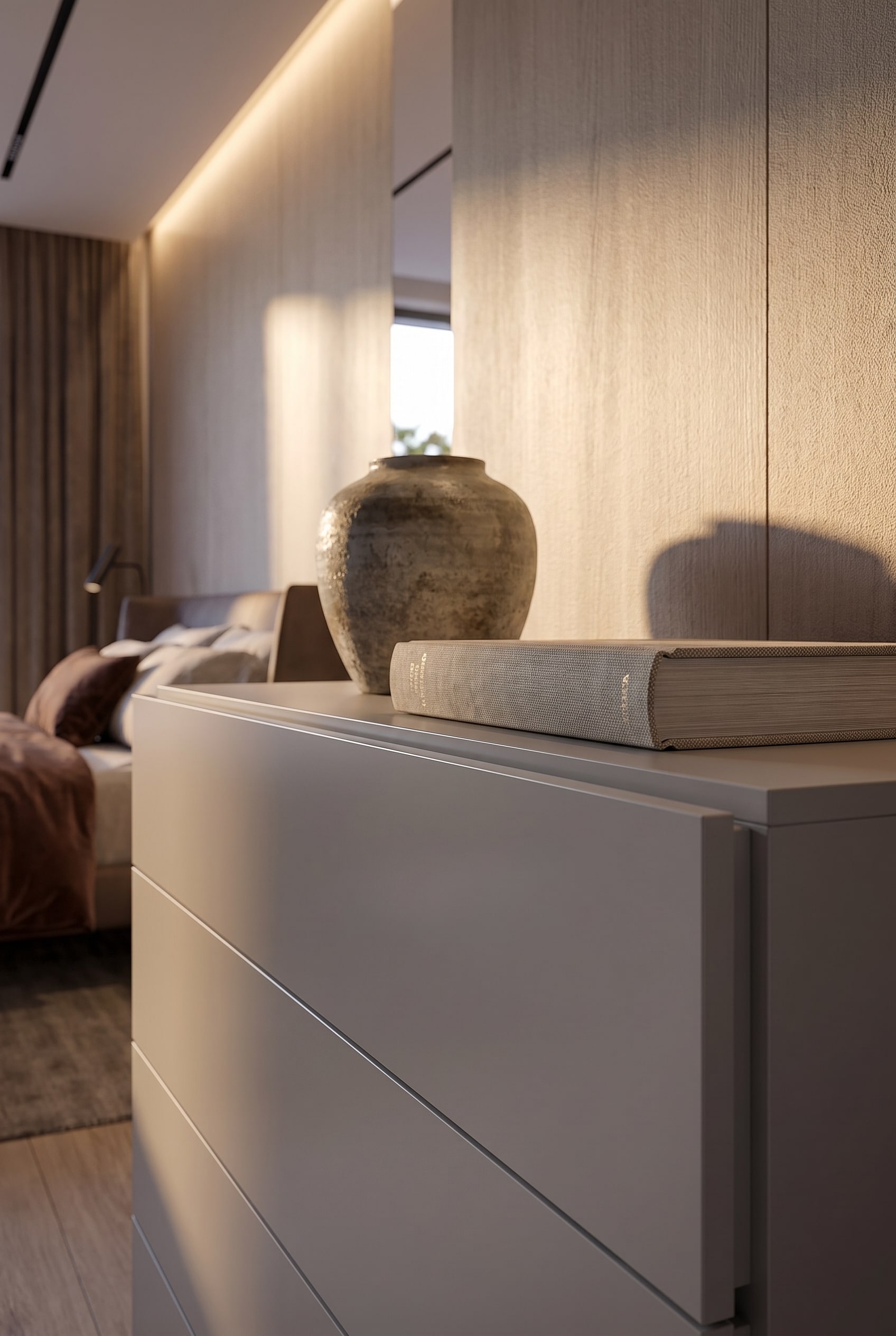 Puristische Novamobili Kommode im Schlafzimmer mit Designervase auf der Ablagefl&auml;che