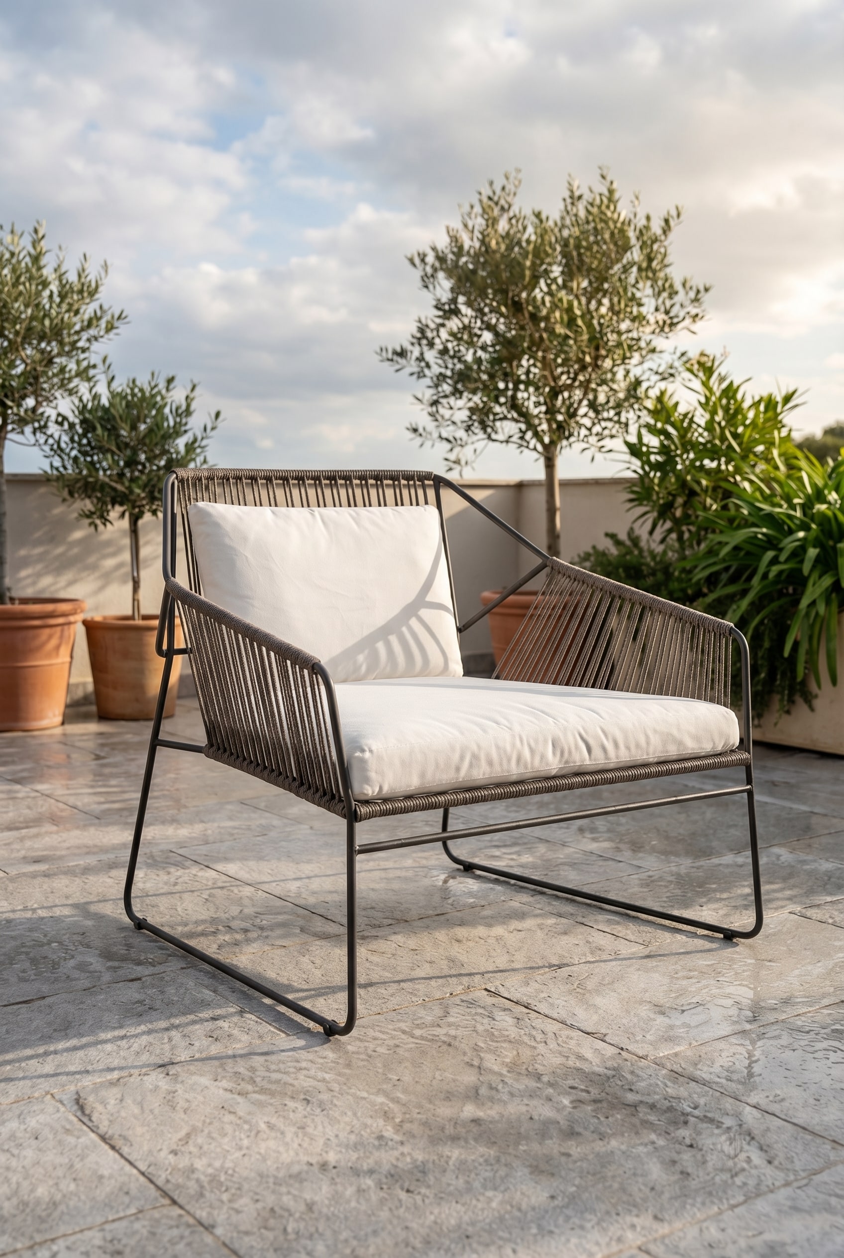 Eleganter Outdoor-Sessel mit Edelstahlrahmen und feiner Schnur-Flechtung Eleganter Outdoor-Sessel mit Edelstahlrahmen und feiner Schnur-Flechtung