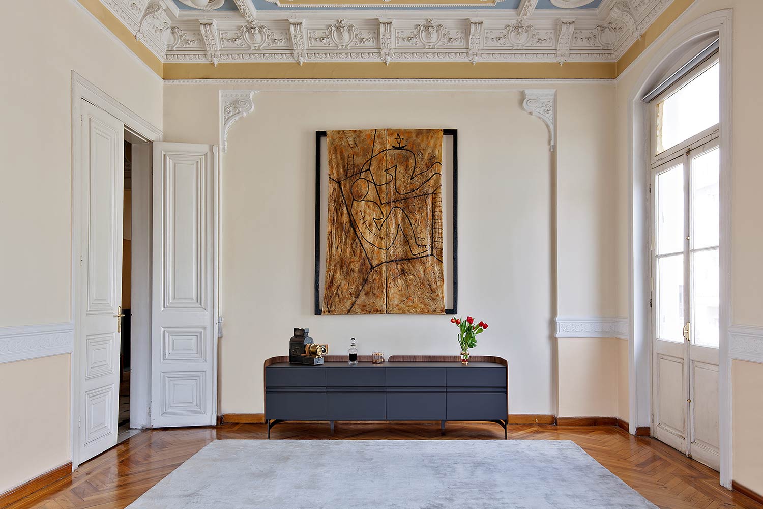Art Design Sideboard mit runder Rueckwand