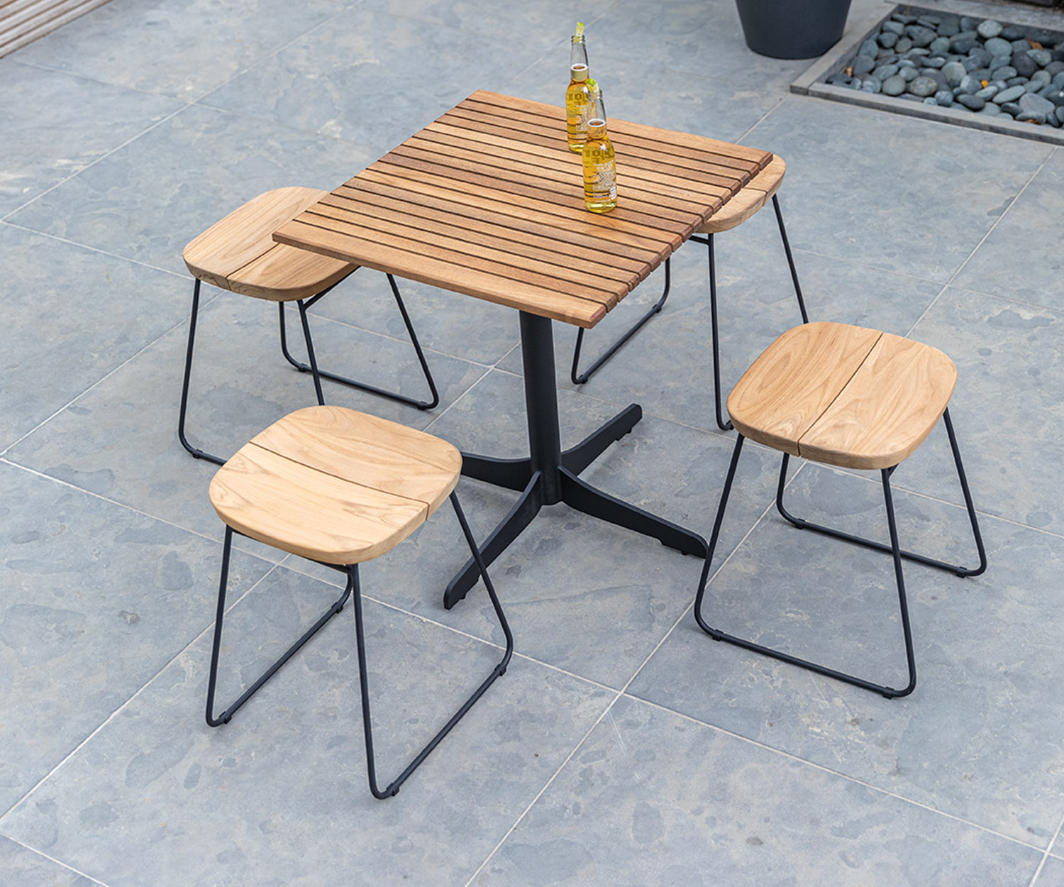 Wetterfester Oasiq Bryggen Design Barstuhl mit Gartentisch auf Balkon Wetterfester Oasiq Bryggen Design Barstuhl mit Gartentisch auf Balkon