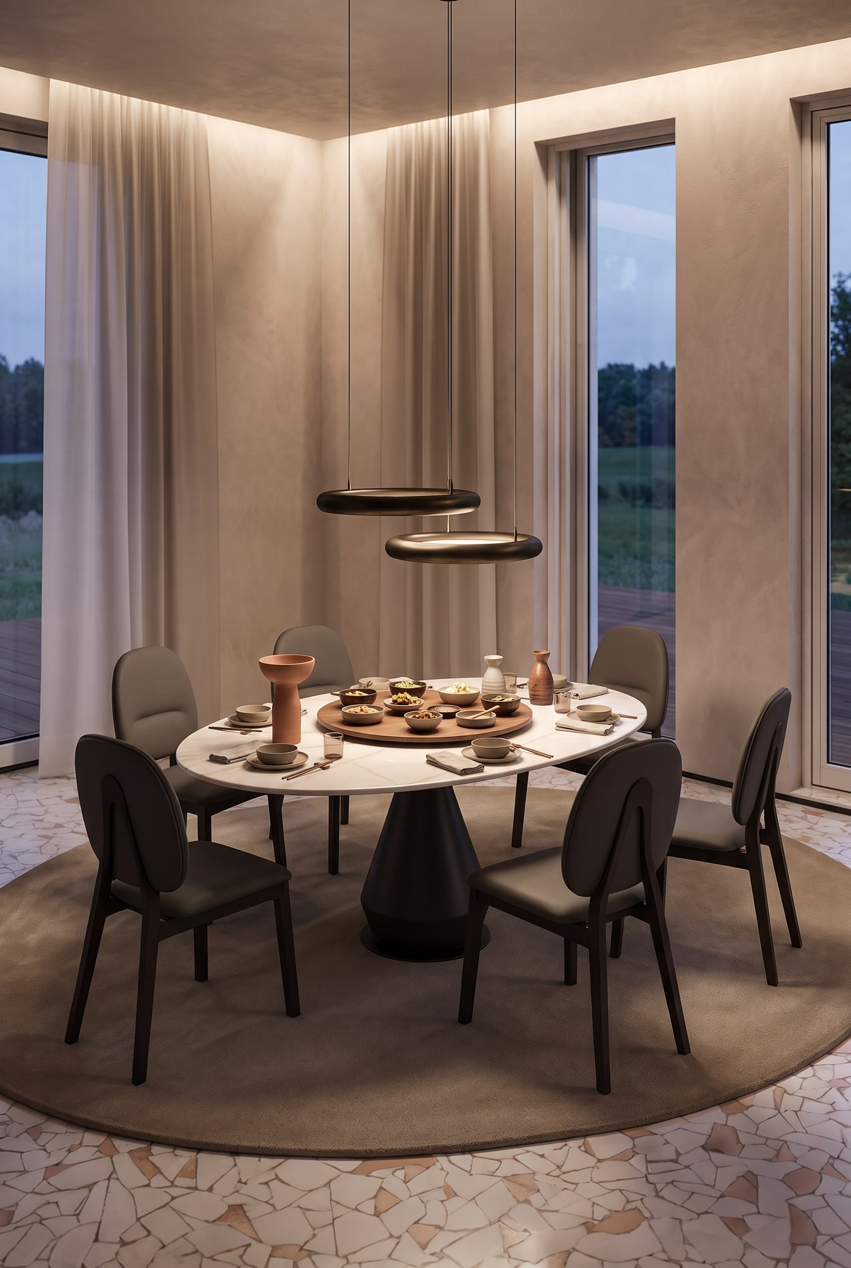 Wohnliches Esszimmer in warmen T&ouml;nen mit einem runden Tisch auf konischem Fu&szlig; und vier runden Polsterst&uuml;hlen