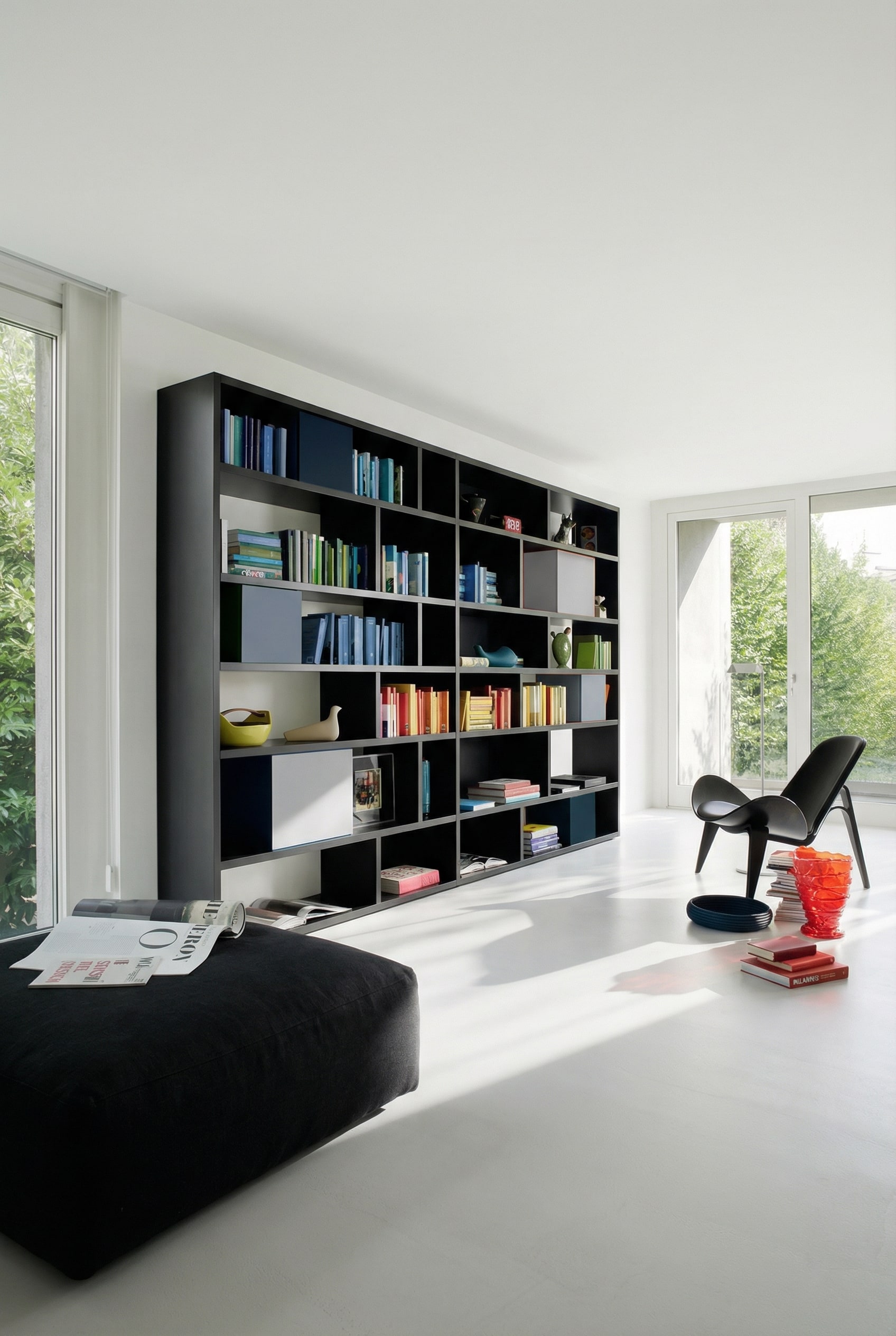 Schwarzes Livitalia Bücherregal C85 als starker Farbkontrast vor einer hellen Wohnzimmerwand. Schwarzes Livitalia Bücherregal C85 als starker Farbkontrast vor einer hellen Wohnzimmerwand.