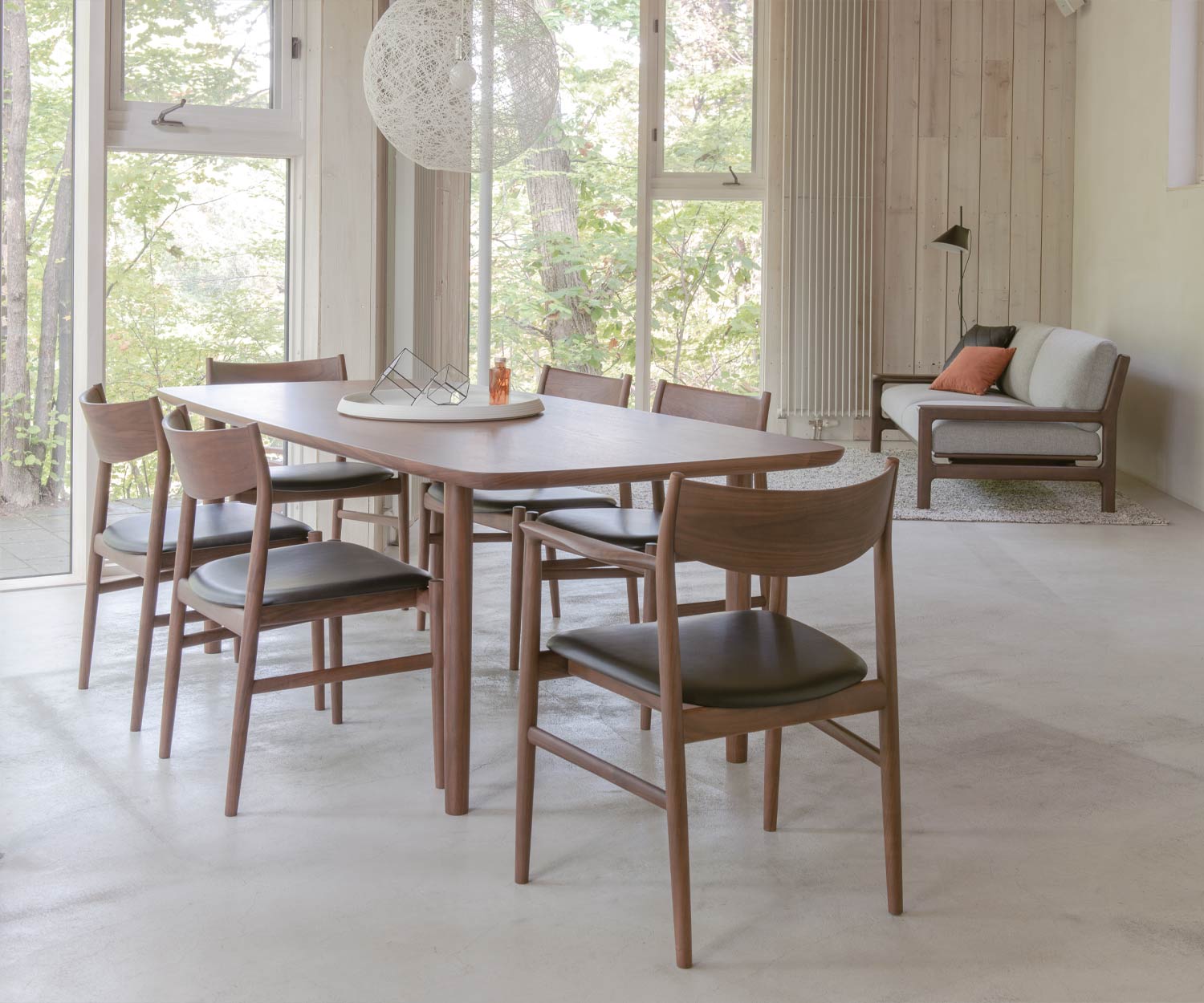 Exklusiver Conde House Kamuy Design Tisch mit Gestell aus Massivholz im Wohnzimmer Exklusiver Conde House Kamuy Design Tisch mit Gestell aus Massivholz im Wohnzimmer