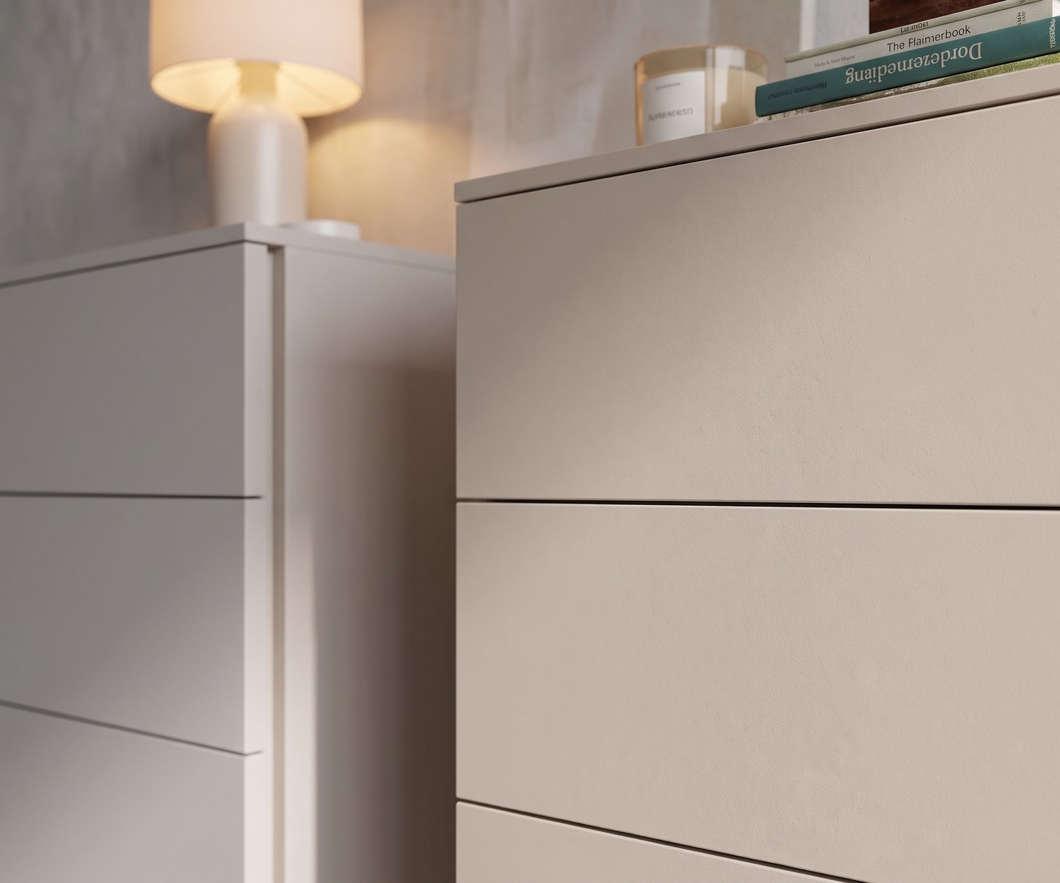 Atena Hochkommode von Livitalia für das Schlafzimmer mit strukturierter beiger Oberfläche, modern und elegant.