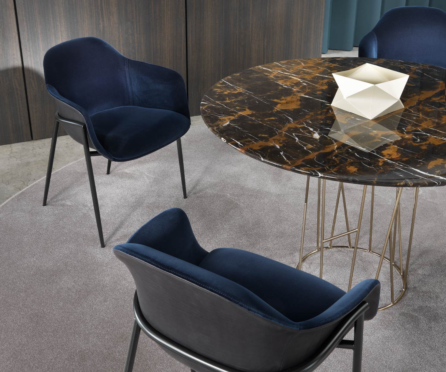 Dunkelblauer Samt Designer Armlehnstuhl Chia von Marelli schwarzes Metallgestell Dunkelblauer Samt Designer Armlehnstuhl Chia von Marelli schwarzes Metallgestell