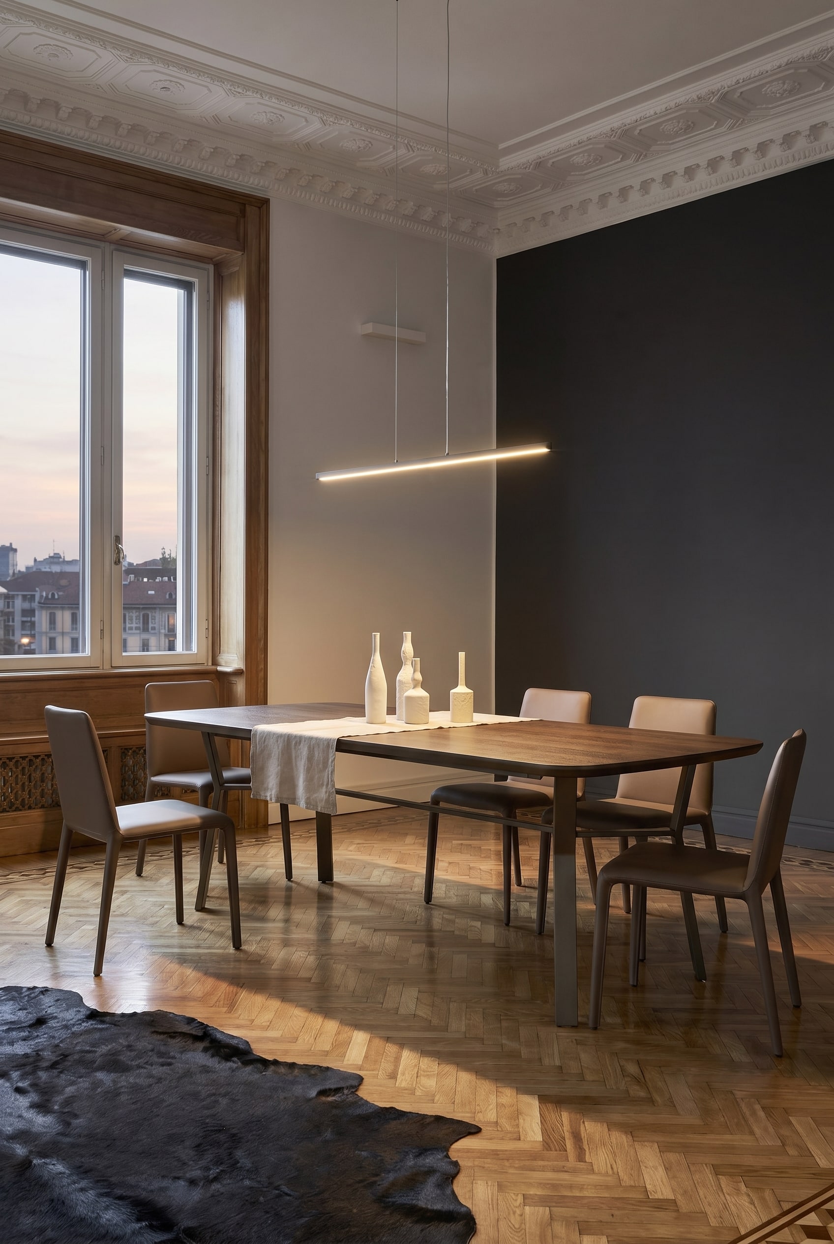 Esszimmer im Industrie-Chic mit geradlinigem Esstisch, markantem dunklen Metallgestell und minimalistischen Stühlen