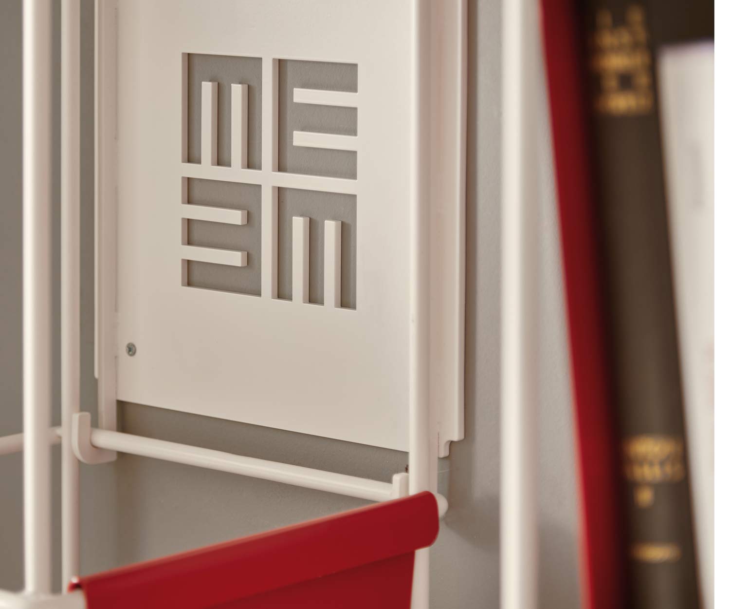 MEME DESIGN Libro vertikales Wand Bücherregal mit MEME Logo MEME DESIGN Libro vertikales Wand Bücherregal mit MEME Logo