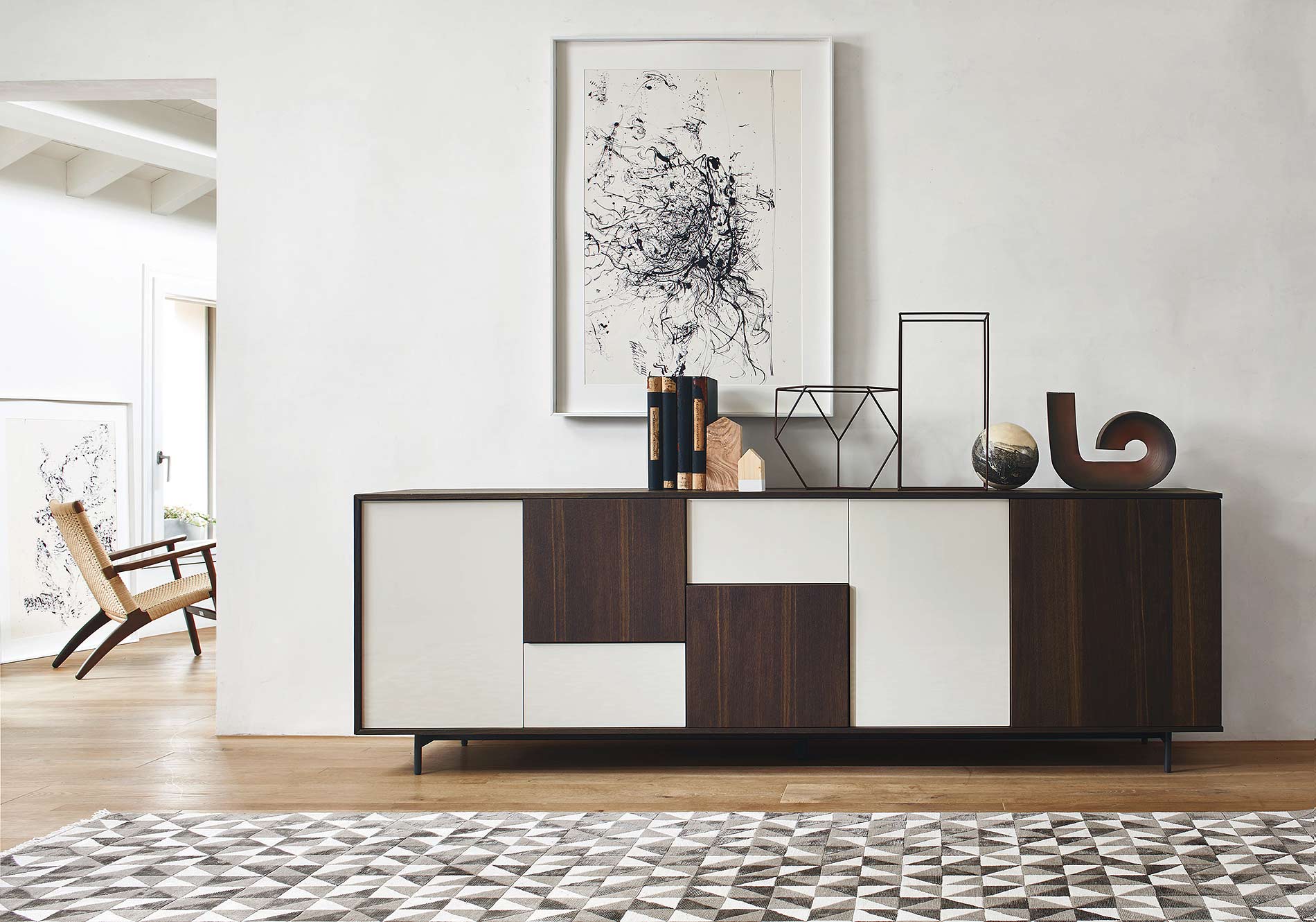 Sideboard mit geschachtetelter Front aus Holz und Lack