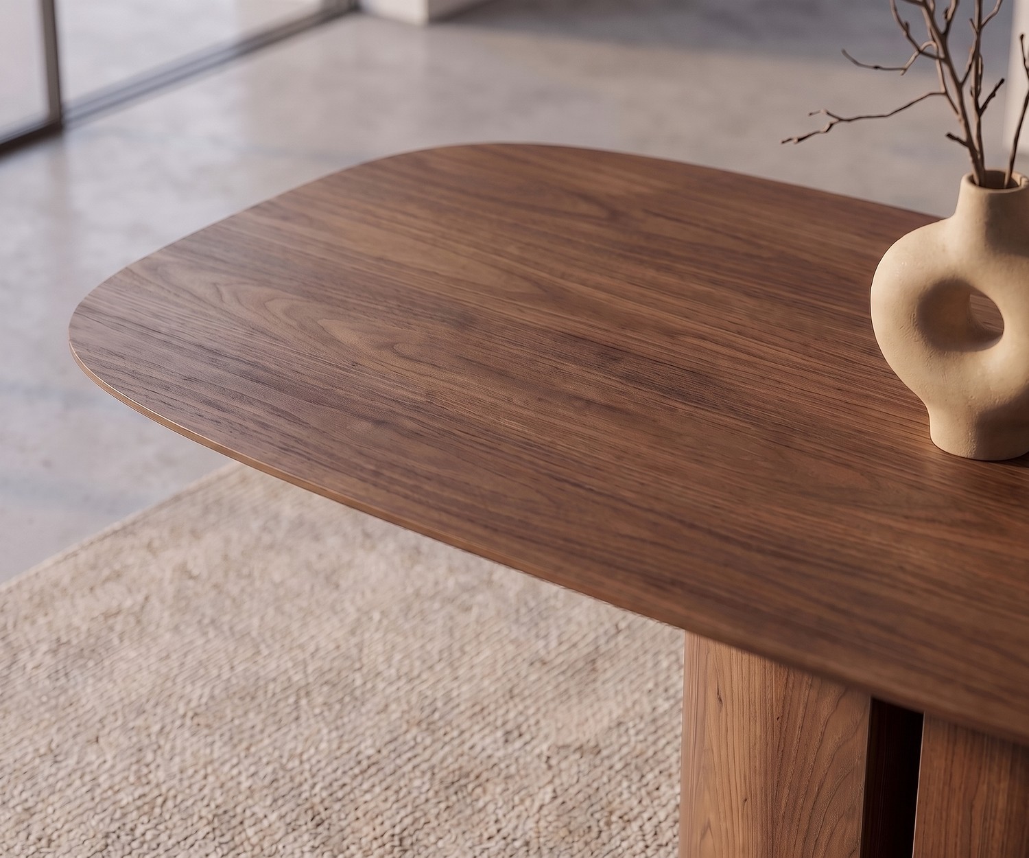 al2 el-it c 001 Esstisch aus edlem Holz al2 el-it c 001 Esstisch aus edlem Holzfurnier im modernen Esszimmer, abgerundete Tischplatte mit eleganter Keramikvase.