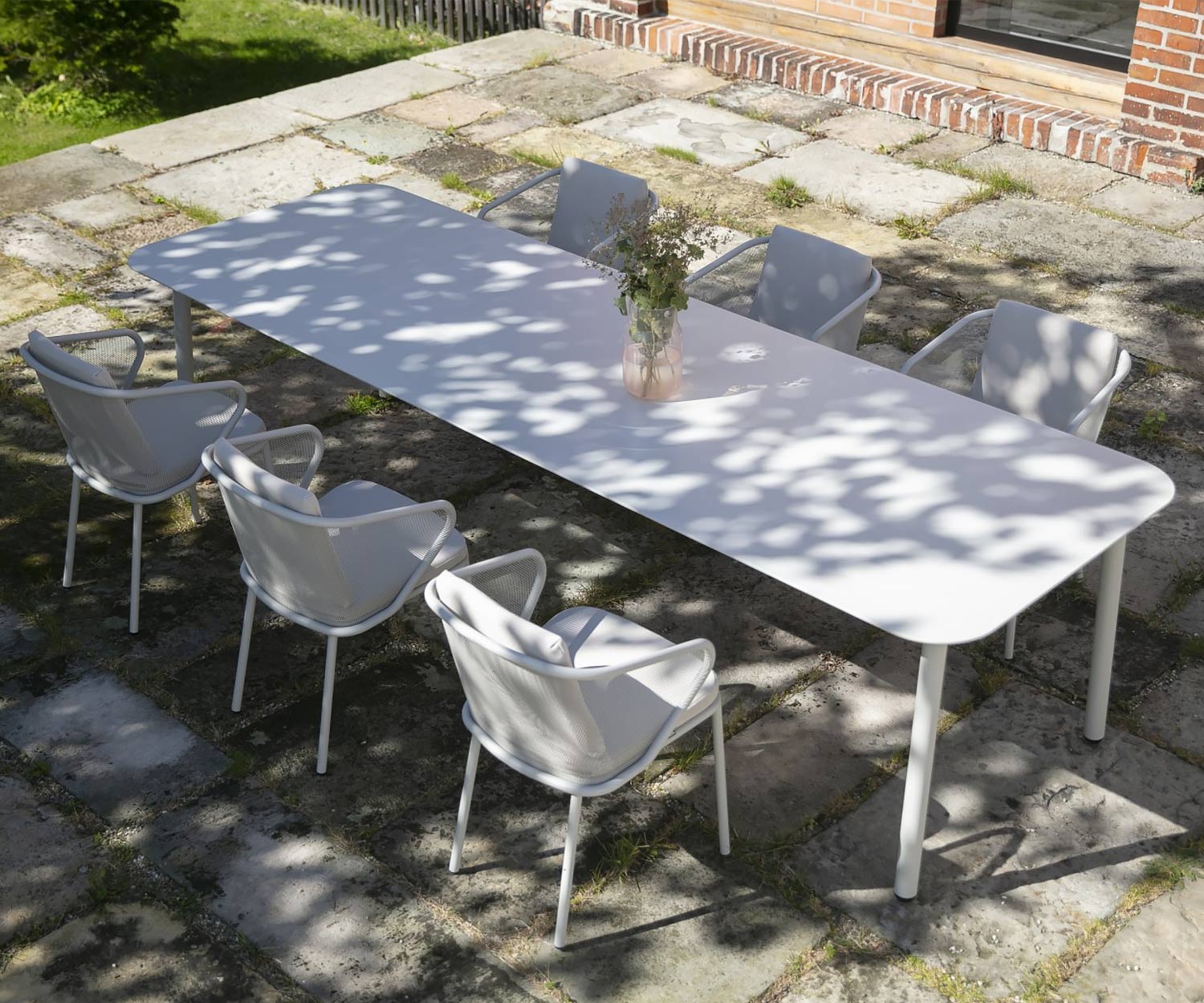 Todus Condor Design Gartenstuhl mit weißem Gestell und weißen Kissen Todus Condor Design Gartenstuhl mit weißem Gestell und weißen Kissen