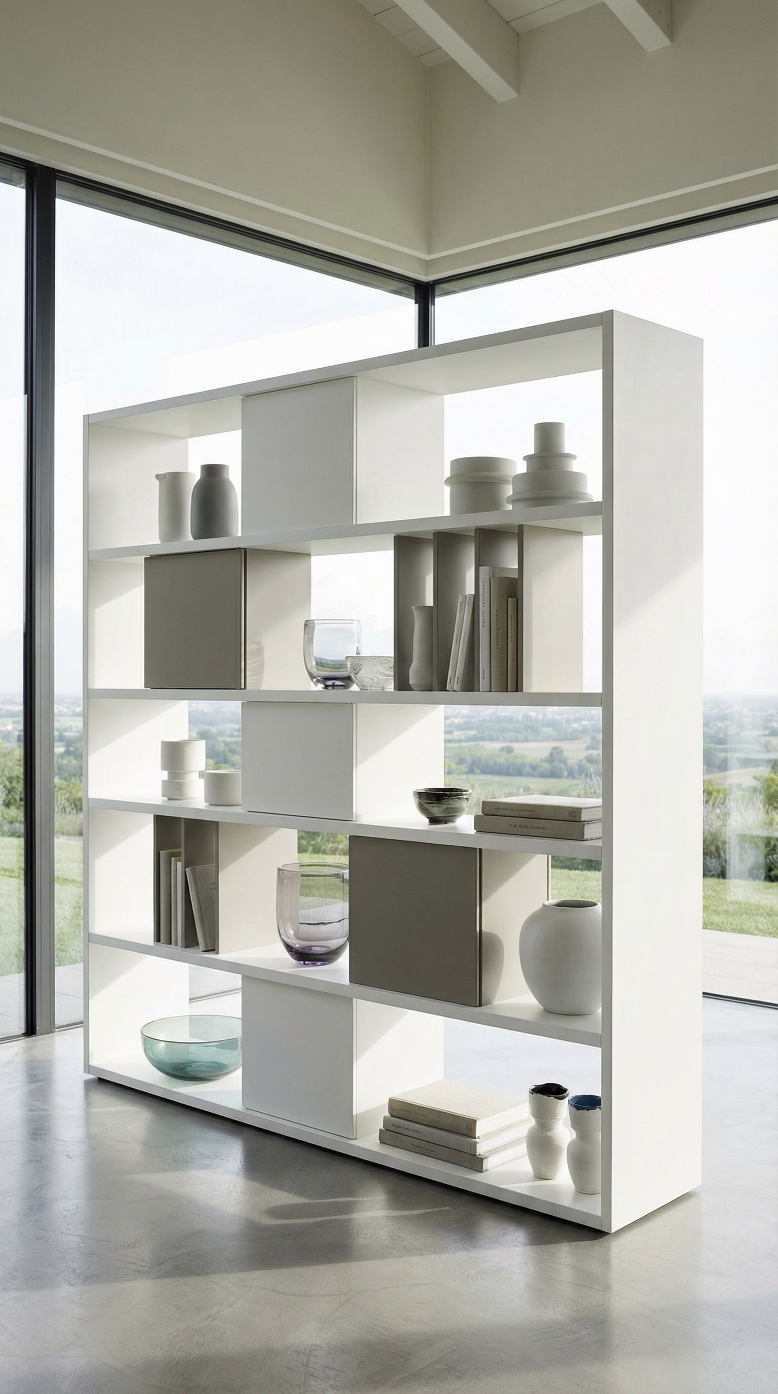 Freistehendes Standregal als Raumteiler mit asymmetrischer Dekoration