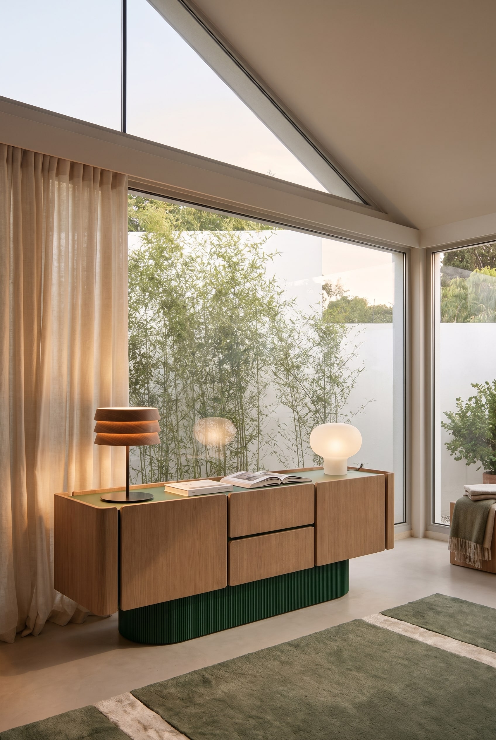 Holz-Sideboard mit gewellter, organischer Front als starker Kontrast in einem winkligen Dachzimmer