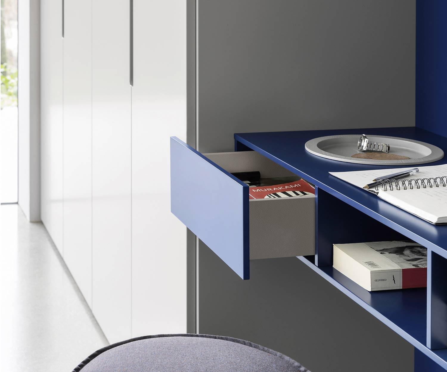 Schlafzimmer Schrank mit Schreibtisch und Mulde mit geöffneter Schublade Schlafzimmer Schrank mit Schreibtisch und Mulde mit geöffneter Schublade