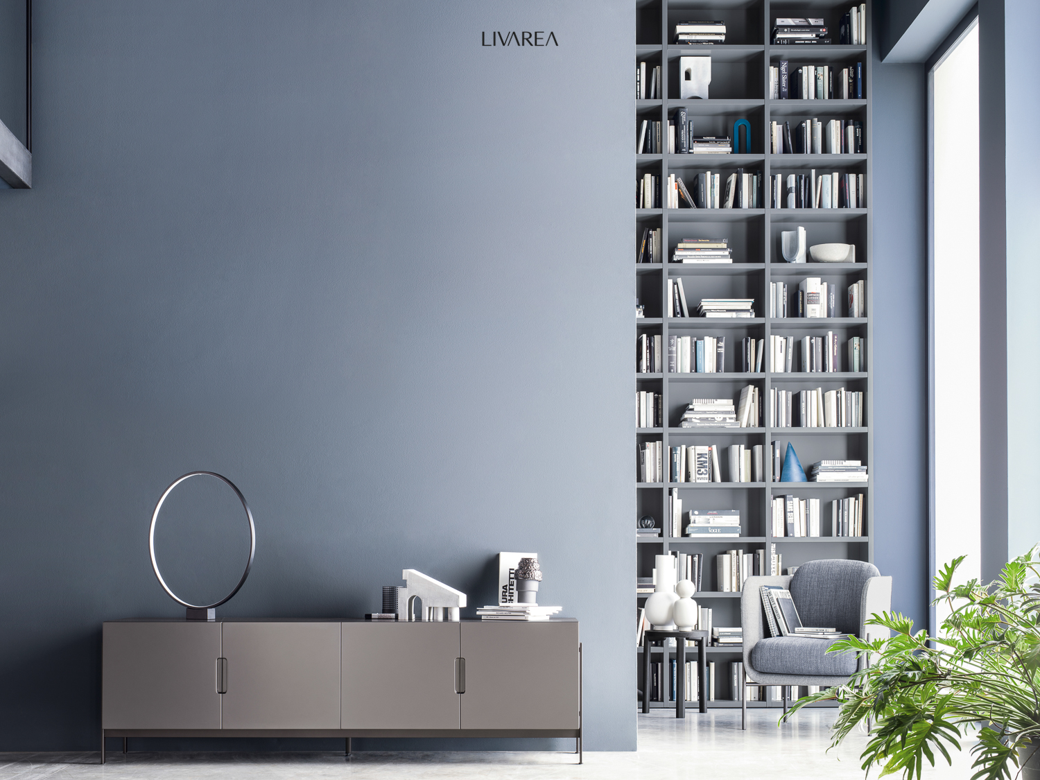 Exklusives Sideboard mit Türen auf Füßen Exklusives Sideboard mit Türen auf Füßen