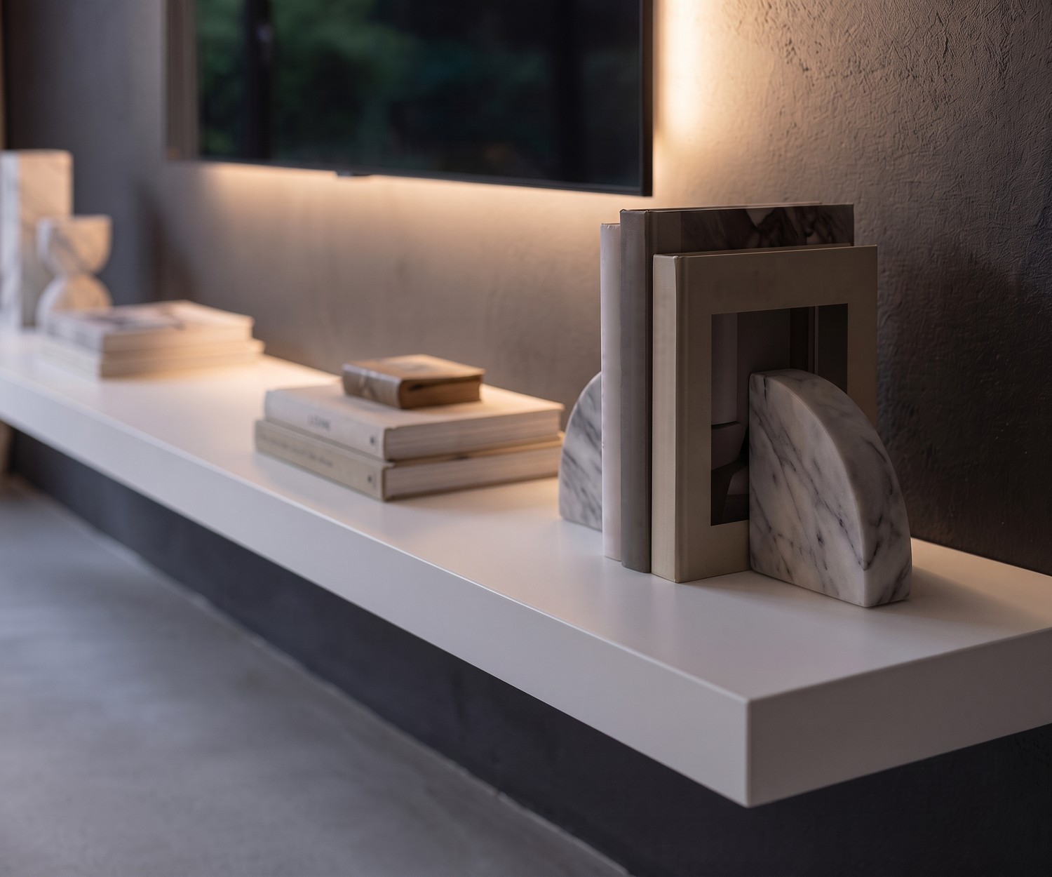 Livitalia TV Wandboard schwebend im Wohnzimmer, minimalistisches Design-Regalboard in Weiß mit Büchern dekoriert