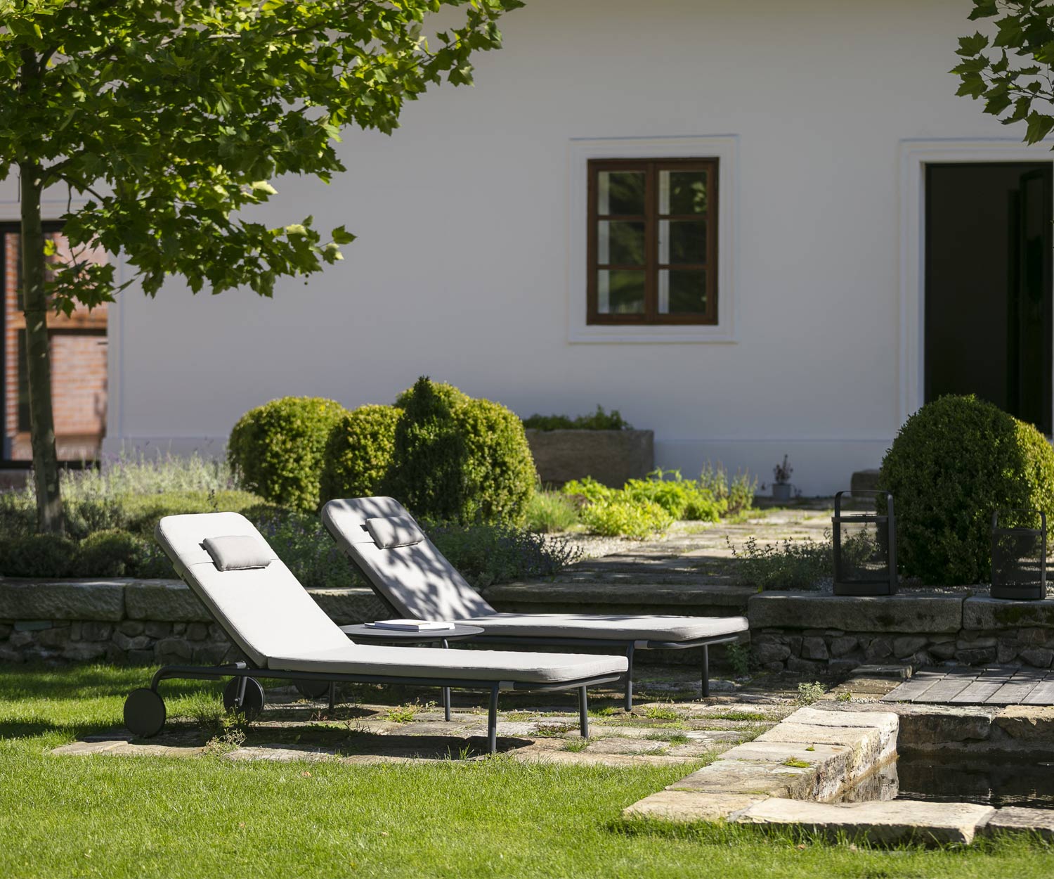 Zwei Todus Starling Designer Relaxliegen mit optionalem Kopfkissen im Garten Zwei Todus Starling Designer Relaxliegen mit optionalem Kopfkissen im Garten