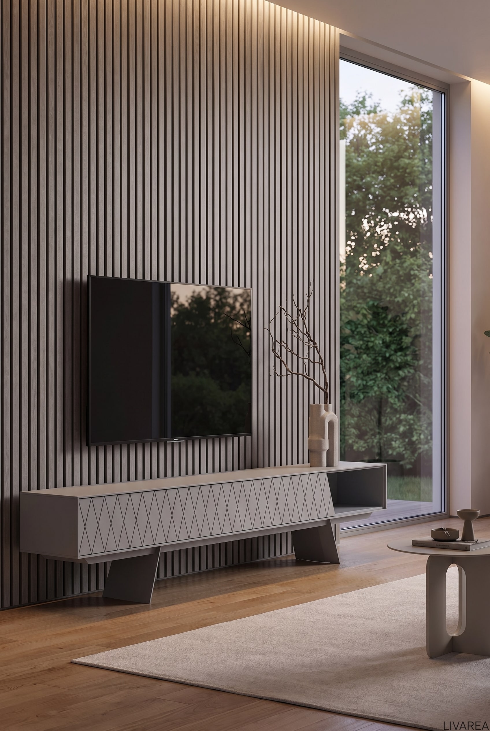 Modernes Wohnzimmer mit gro&szlig;er Fensterfront, an dessen TV-Wand ein Bildschirm asymmetrisch &uuml;ber dem al2 e-klipse 008 Lowboard platziert ist, flankiert von einer hohen Pflanze.