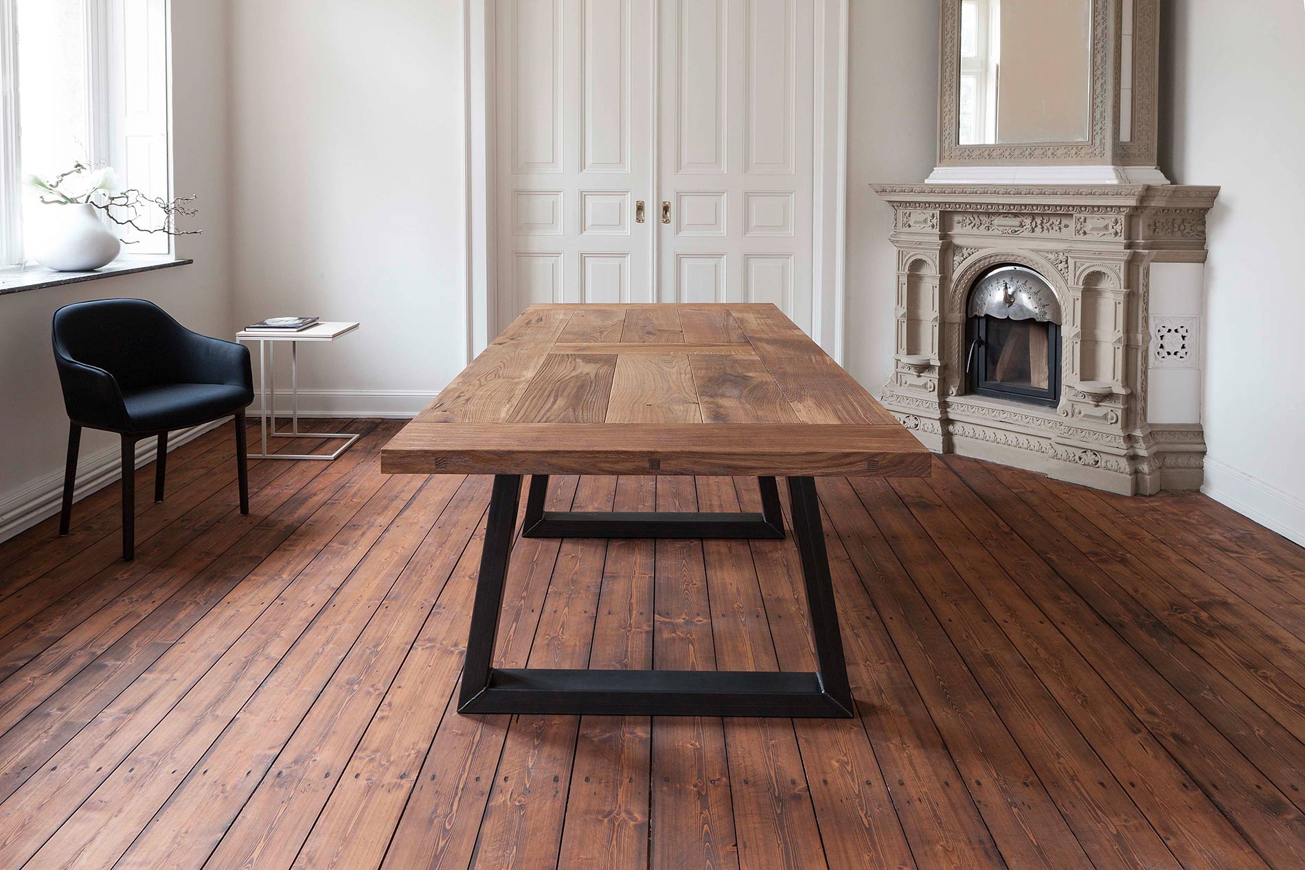 Massivholztisch mit Metallgestell Massivholztisch mit Metallgestell