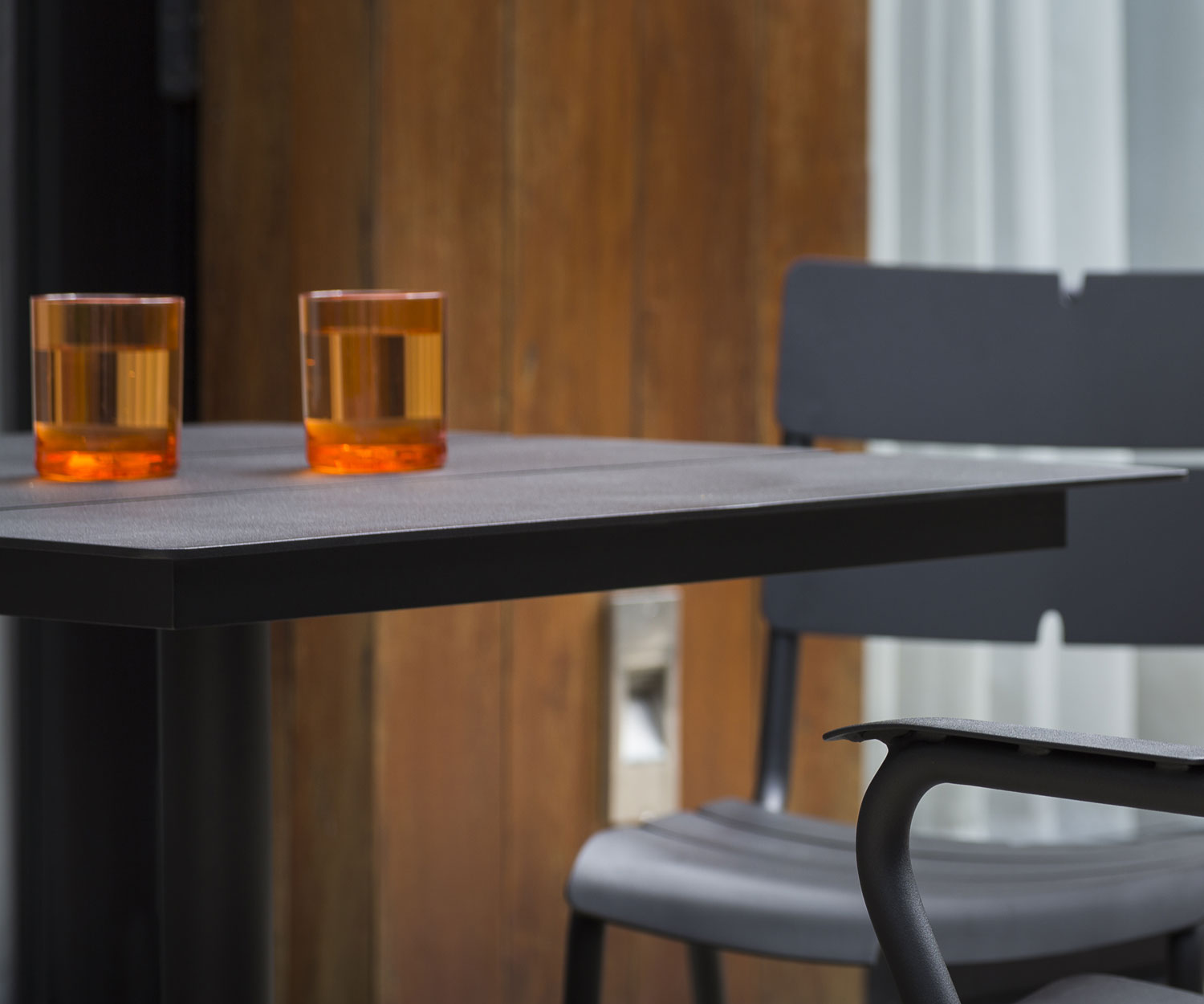 Oasiq Ceru Aluminium Esstisch B 70 cm anthrazit Oasiq Ceru Aluminium Esstisch B 70 cm anthrazit