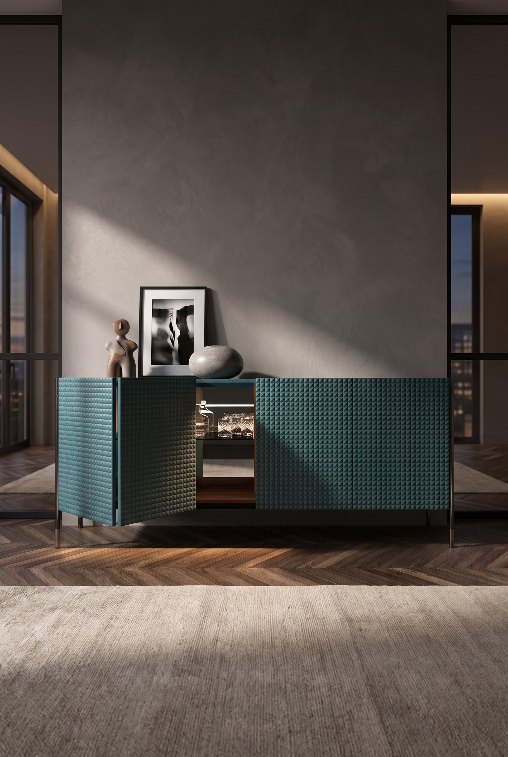Sideboard mit tiefblauer, dreidimensionaler Pyramiden-Struktur, links eine kuratierte Gruppe aus einer Keramikfigur, einem Schwarz-Wei&szlig;-Foto im schwarzen Rahmen und einem markanten Stein