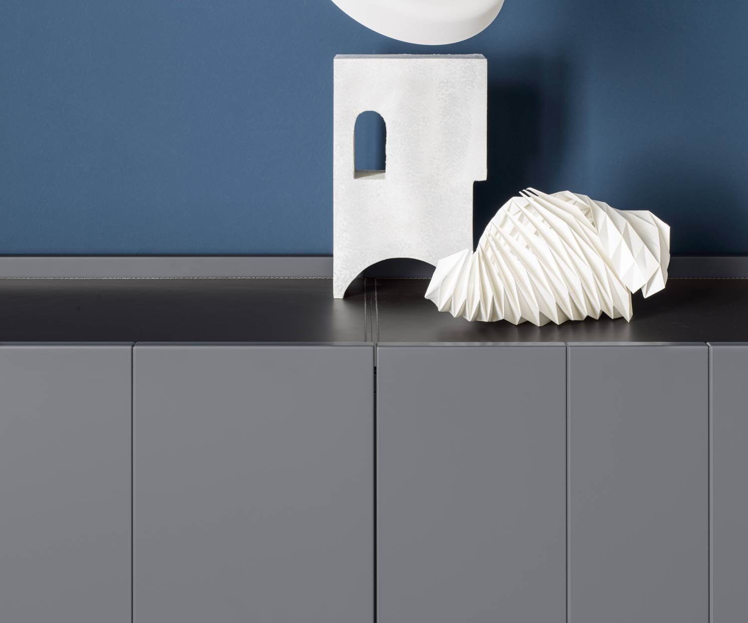 Dunkelgraues Designer Sideboard Stripe von Novamobili Detail Deckplatte Türen Dunkelgraues Designer Sideboard Stripe von Novamobili Detail Deckplatte Türen