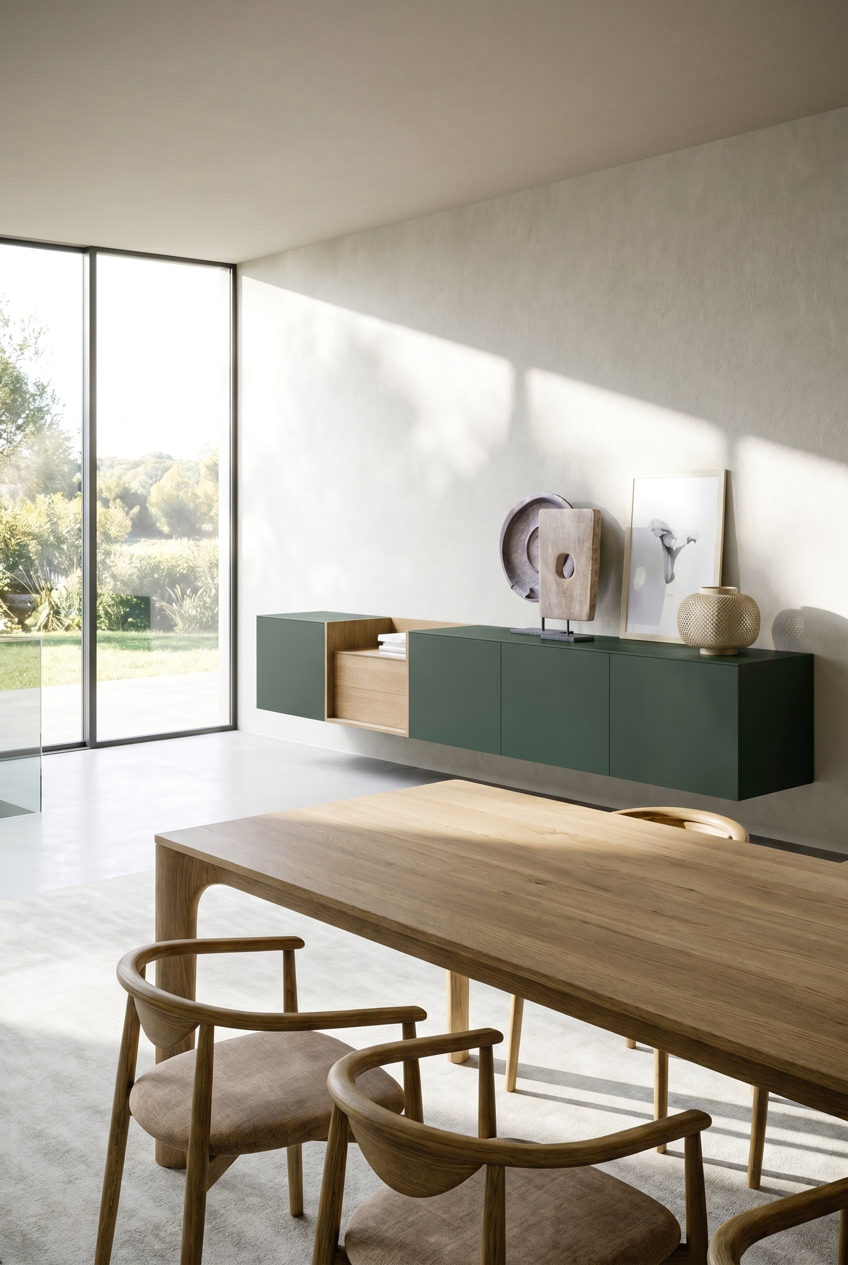 Minimalistisches Esszimmer mit großem Holztisch und dunkelgrün lackiertem Novamobili Box 18 Wand Sideboard