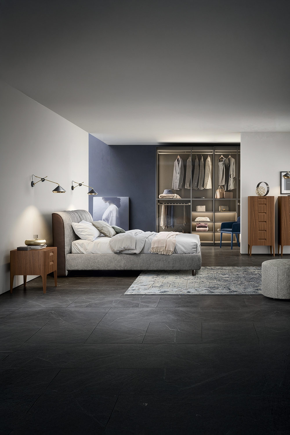 modernes-schlafzimmer-mit-stoffbezogenem-polsterbett-holzkommoden-und-einem-kleiderschrank-mit-transparenten-glastueren