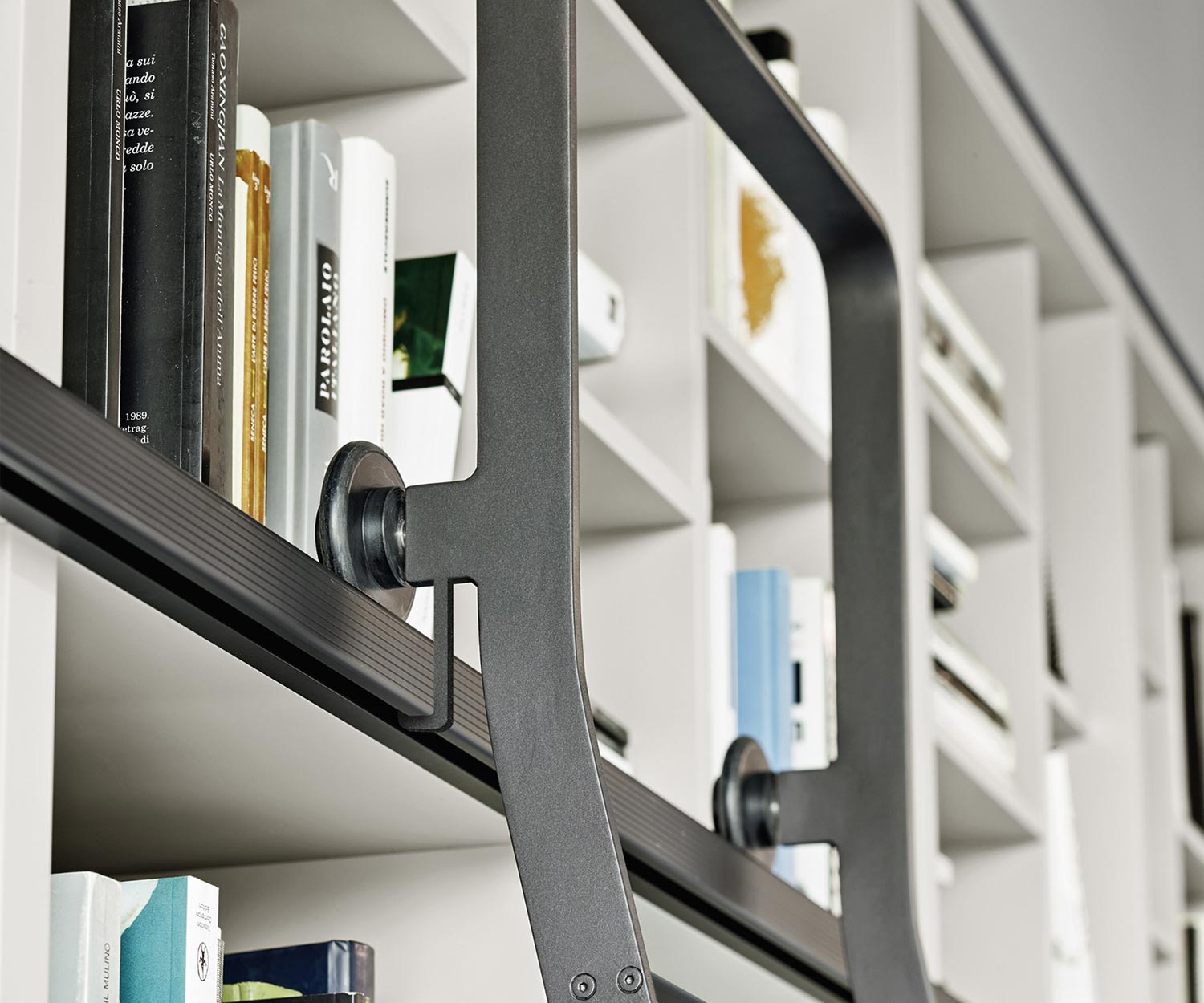 Hochwertiges Livitalia Design Bücherregal C60 mit Leiter verschiebbar auf Rollen Hochwertiges Livitalia Design Bücherregal C60 mit Leiter verschiebbar auf Rollen