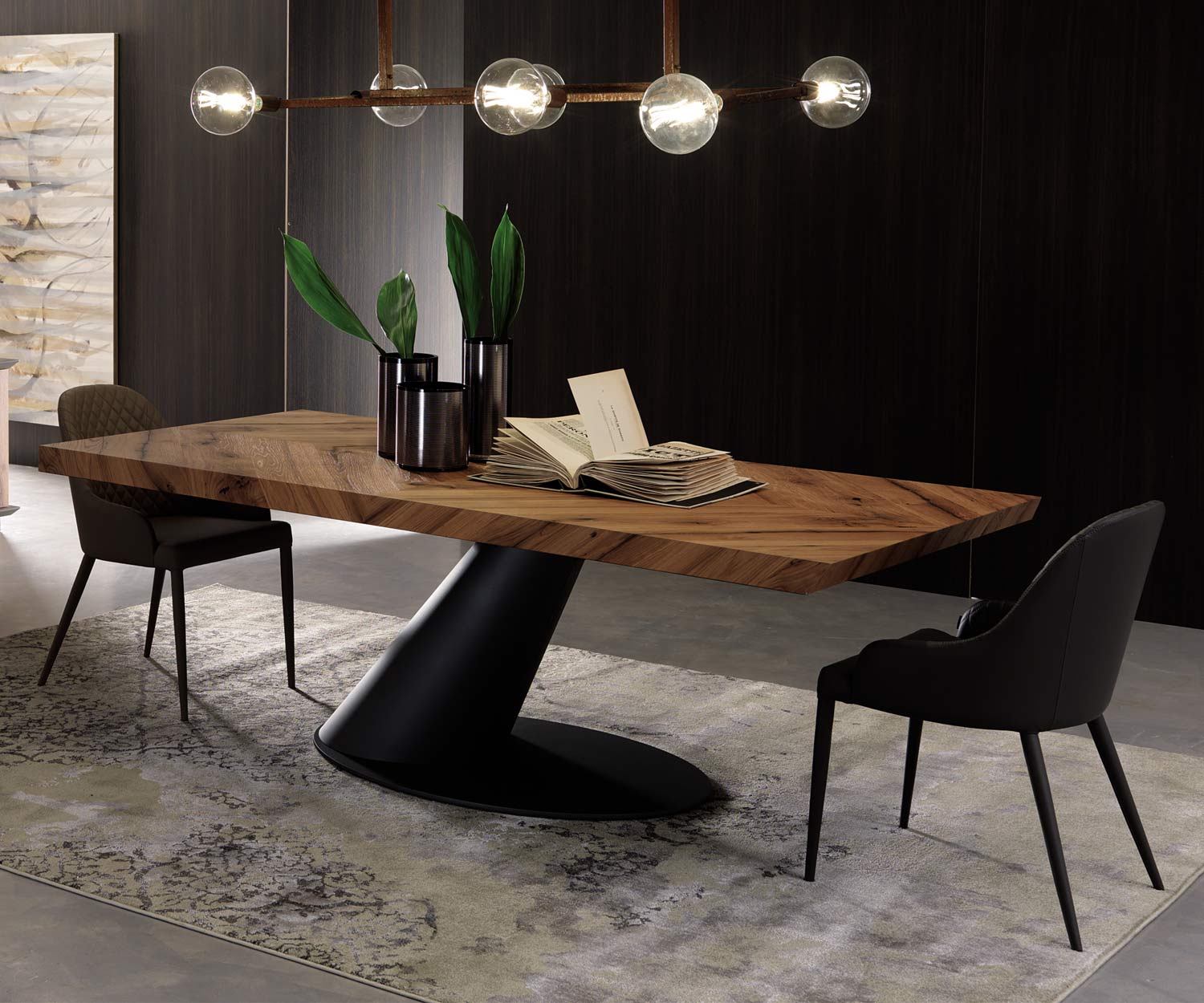 Moderner Ozzio Design Stuhl Betta Leder Schwarz im Esszimmer am Tisch platziert Moderner Ozzio Design Stuhl Betta Leder Schwarz im Esszimmer am Tisch platziert
