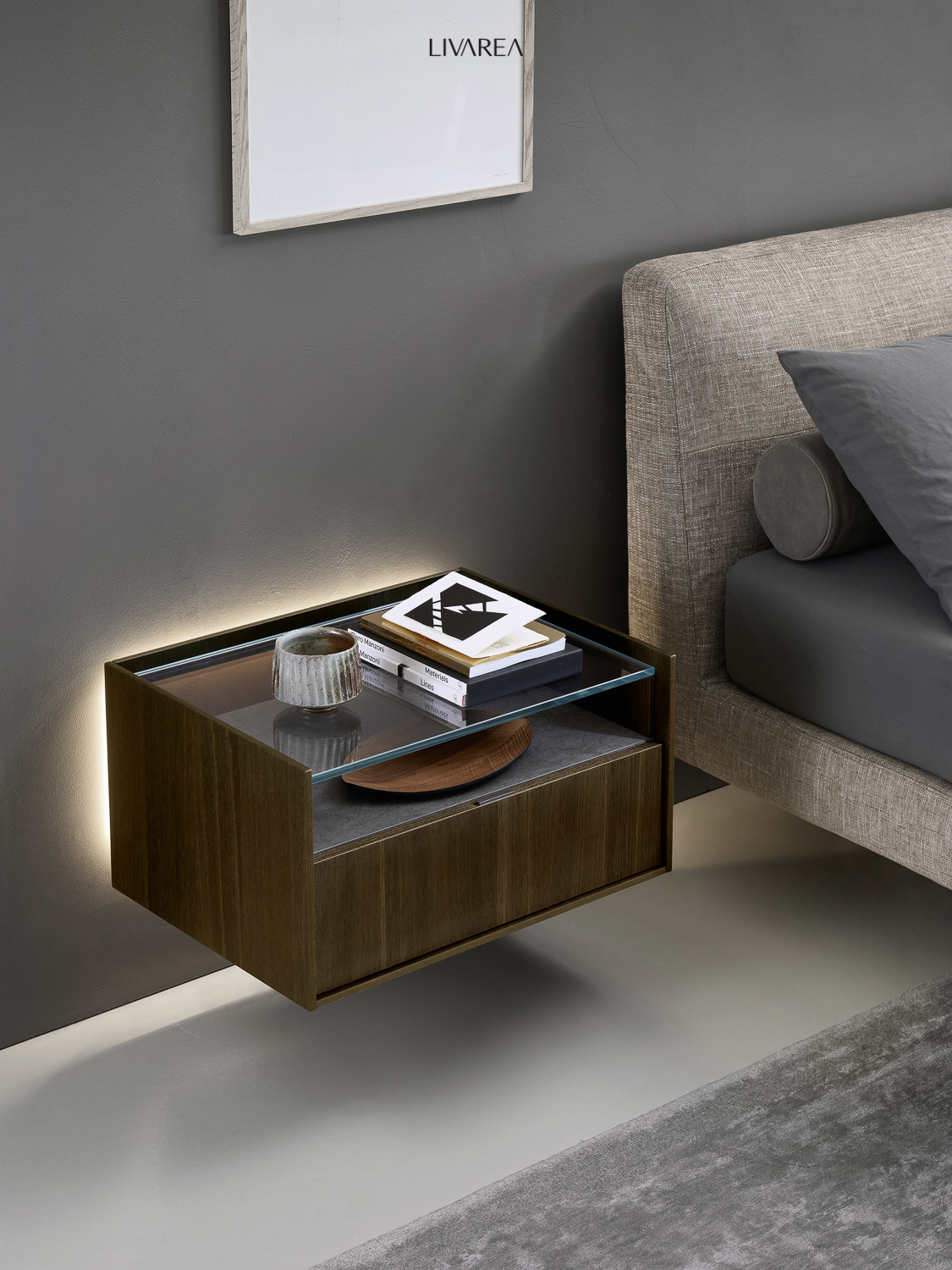 Hängender Nachttisch mit Glasplatte und Schublade Hängender Nachttisch mit Glasplatte und Schublade