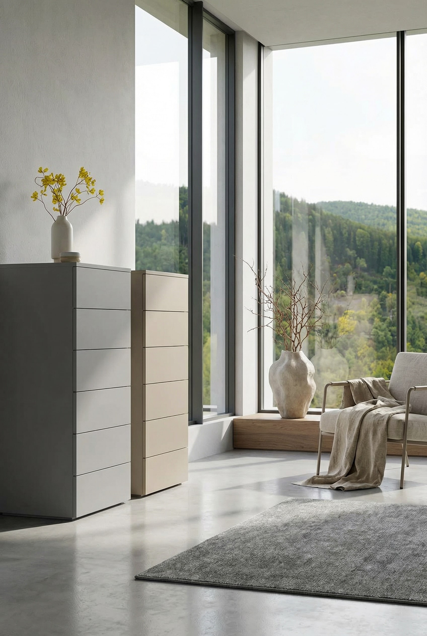 Minimalistische weiße Hochkommode in einem hellen, sonnendurchfluteten Raum mit bodentiefen Fenstern. Minimalistische weiße Hochkommode in einem hellen, sonnendurchfluteten Raum mit bodentiefen Fenstern.