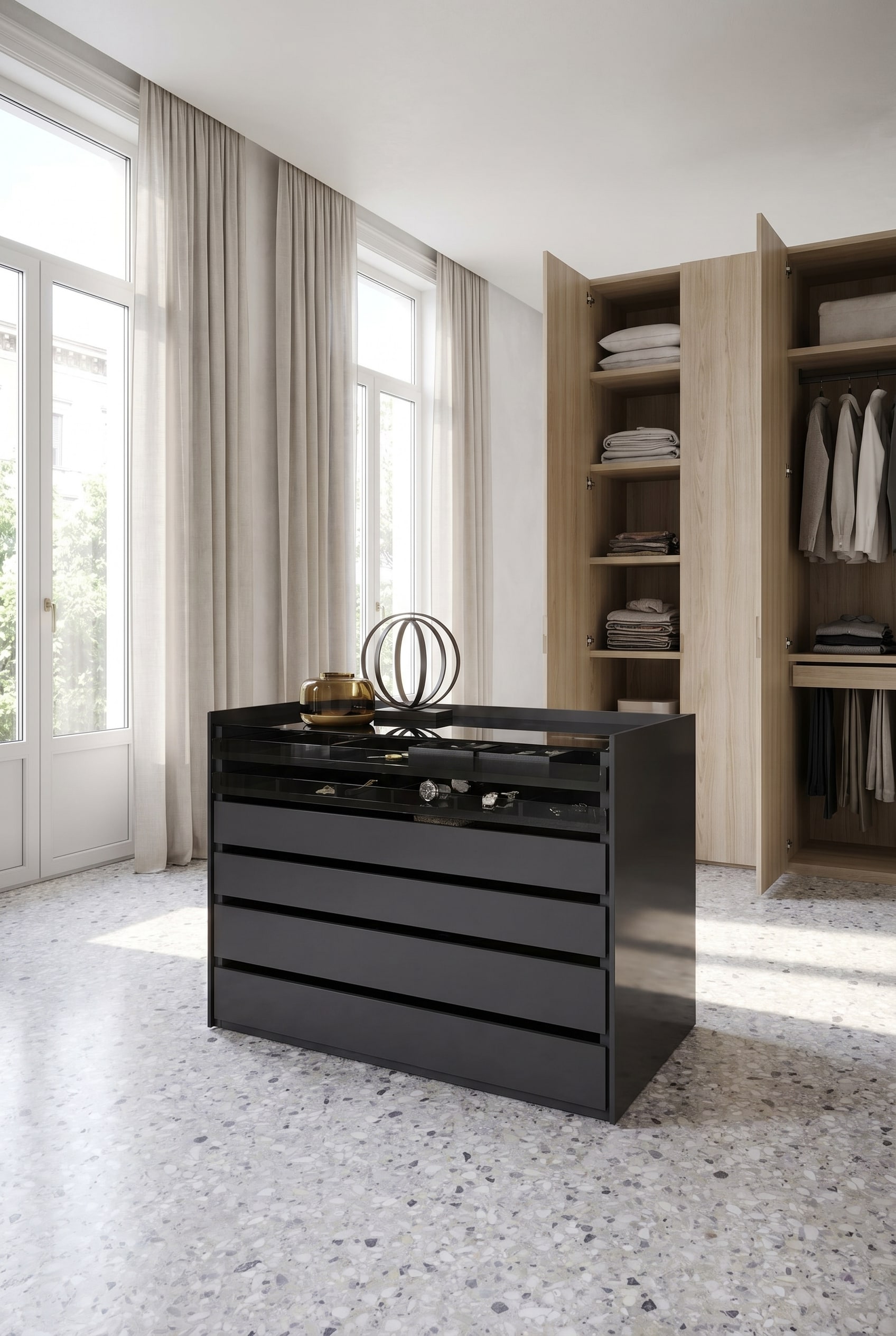 Großzügiges Ankleidezimmer mit einer zentralen Schrankinsel in dunklem Lack, einer gläsernen Deckplatte für Accessoires und hellen offenen Schränken im Hintergrund