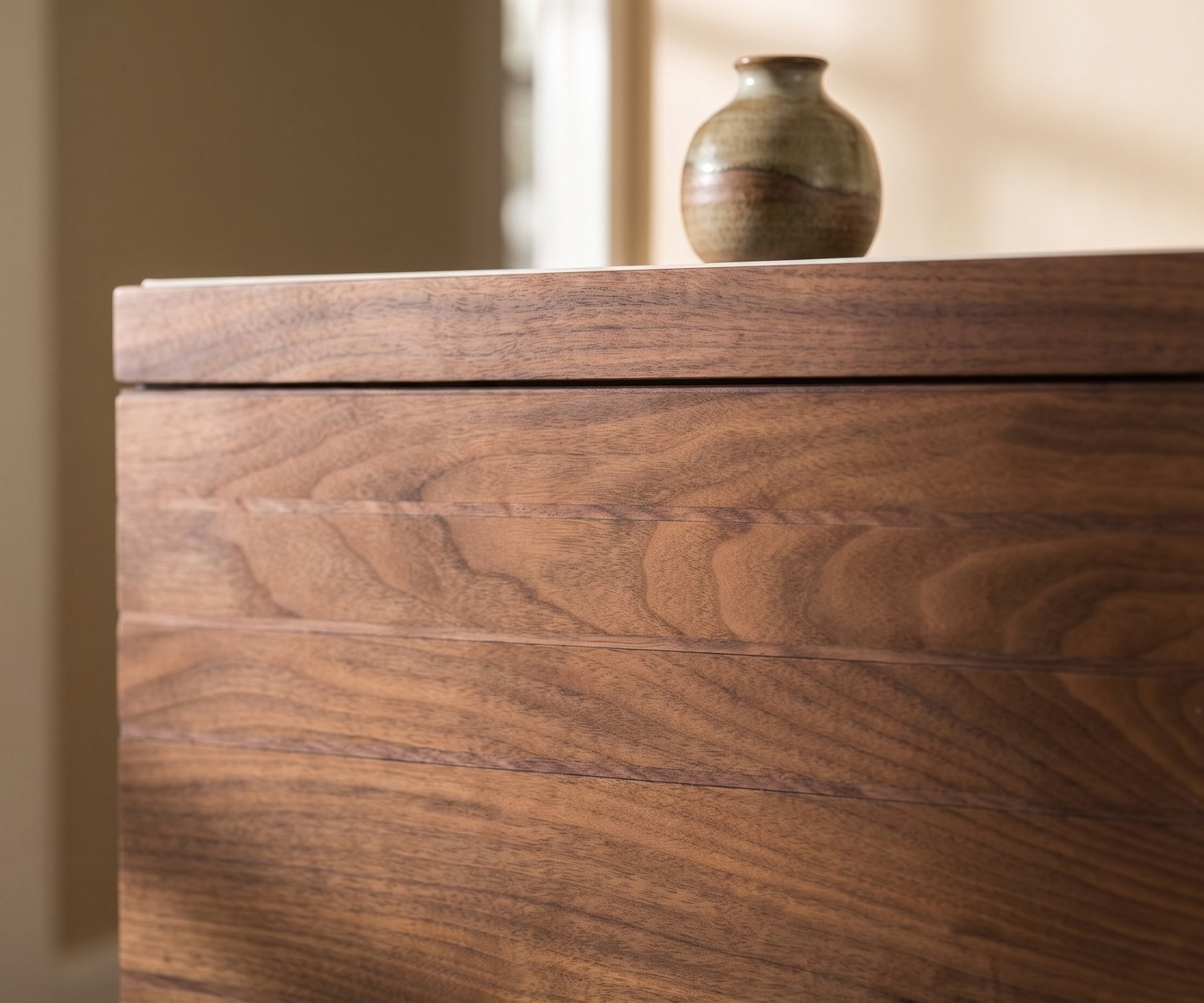 al2 o-rizon 003 Sideboard aus Holz al2 o-rizon 003 Design Sideboard aus edlem Nussbaum im Wohnzimmer, Nahaufnahme der Front mit stilvoller Leisten-Optik.