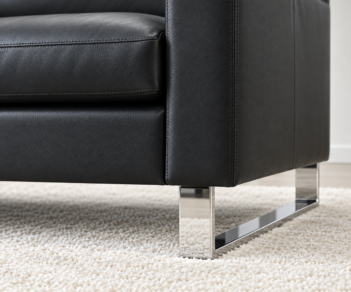 Livitalia Sofa Vinaro, 206 × 91 cm, Seminole 04 Schwarz, Echtleder, Chromkufen – Detail der Chromkufe Livitalia Sofa Vinaro, 206 × 91 cm, Seminole 04 Schwarz, Echtleder, Chromkufen – Detail der Chromkufe