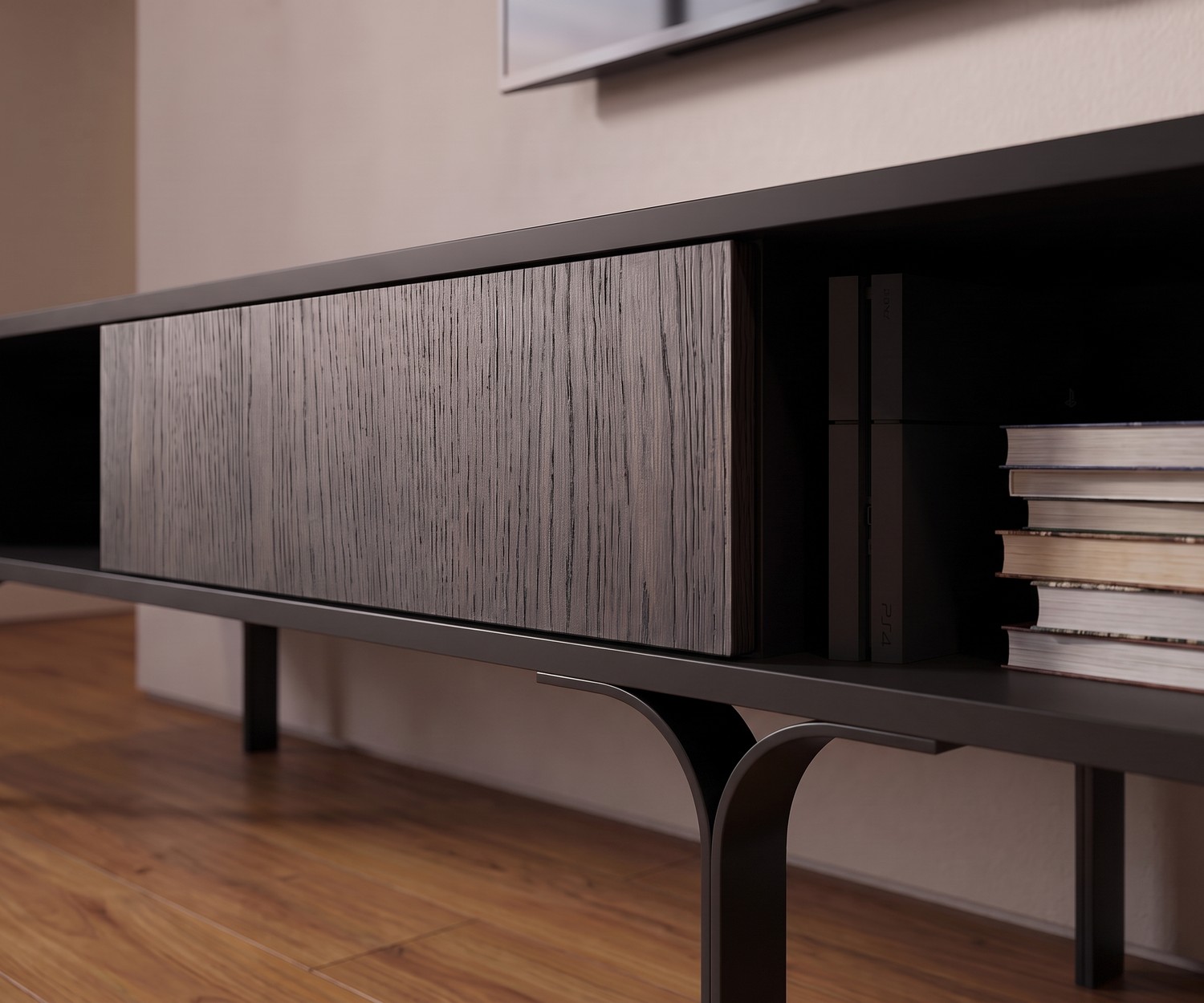 al2 Mobius 005 TV-Lowboard im modernen Wohnzimmer unter dem Fernseher, dunkles Holz mit grazilen Beinen und offenem Fach.