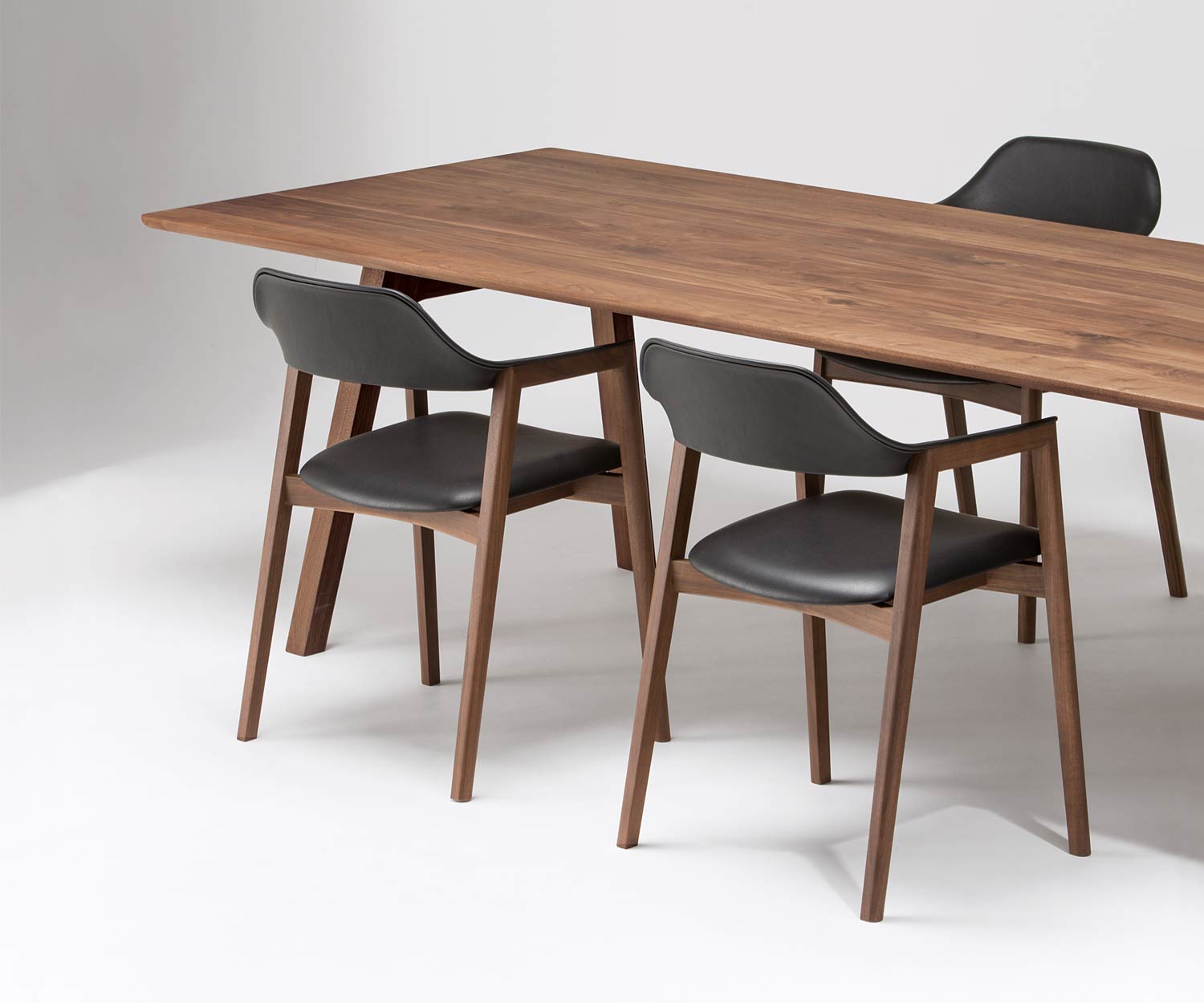 Moderner Conde House Ten Design Armlehnenstuhl im Esszimmer am Ten Tisch platziert Moderner Conde House Ten Design Armlehnenstuhl im Esszimmer am Ten Tisch platziert