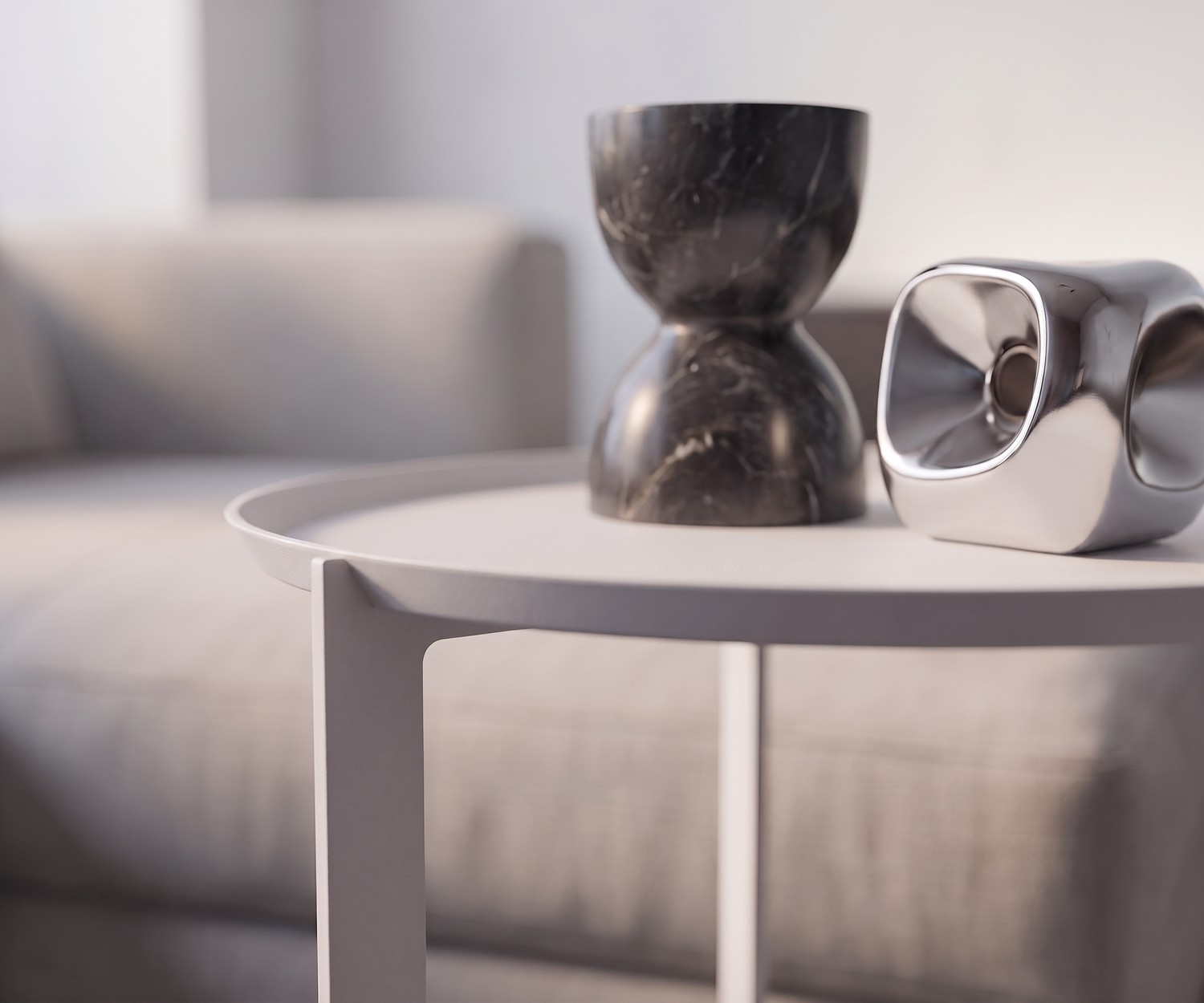 MEME Design Round Beistelltisch aus Metall im Wohnzimmer. Moderner roter und schwarzer Tisch vor hellem Sofa.