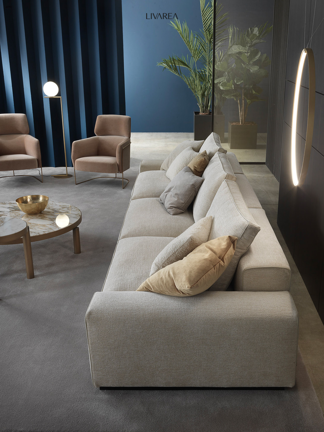 Komfortables 3er Sofa mit Armlehnen